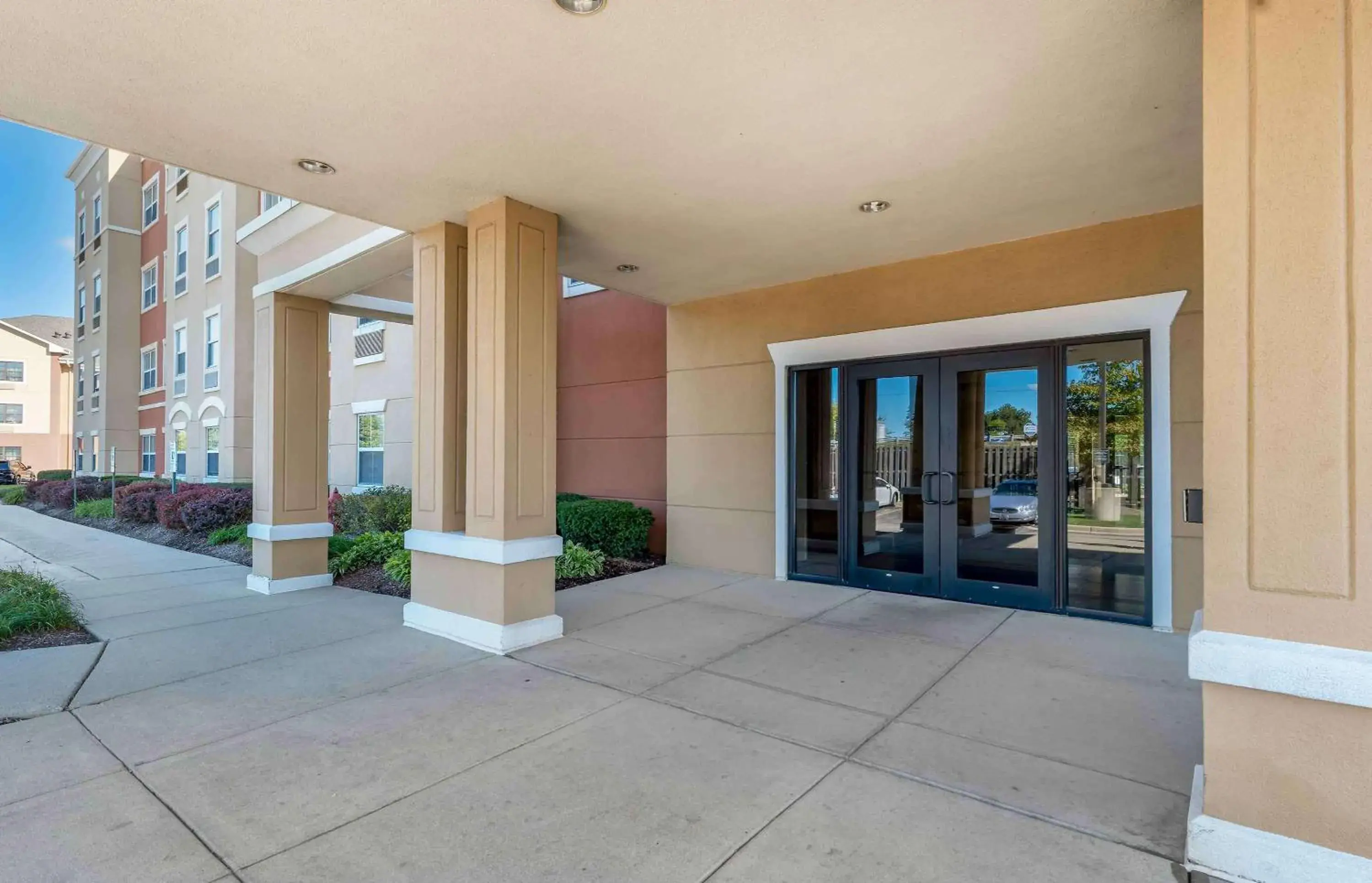 Property building in Extended Stay America Suites - Chicago - O'Hare - Allstate Arena Property building in Extended Stay America Suites - Chicago - O'Hare - Allstate Arena