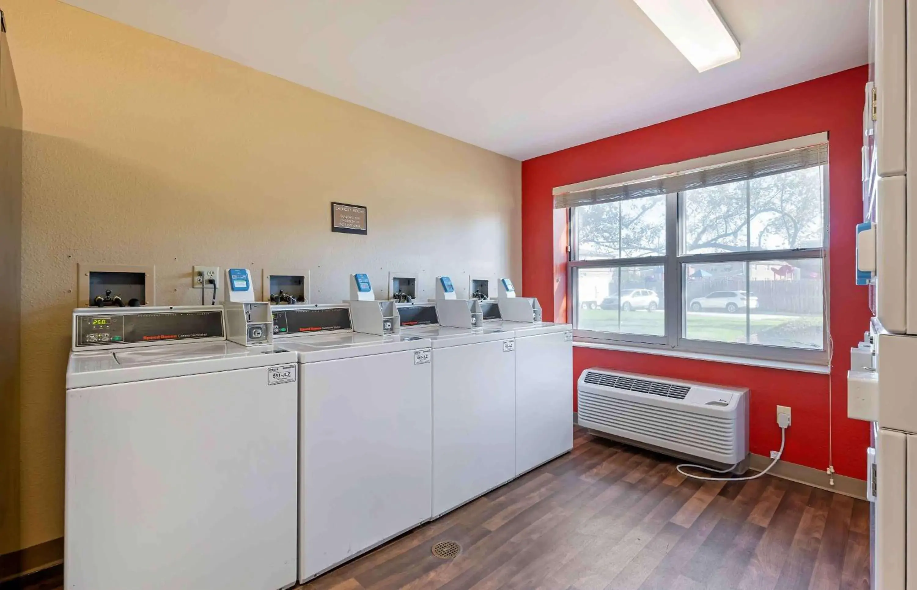 Property building in Extended Stay America Suites - Chicago - O'Hare - Allstate Arena Property building in Extended Stay America Suites - Chicago - O'Hare - Allstate Arena