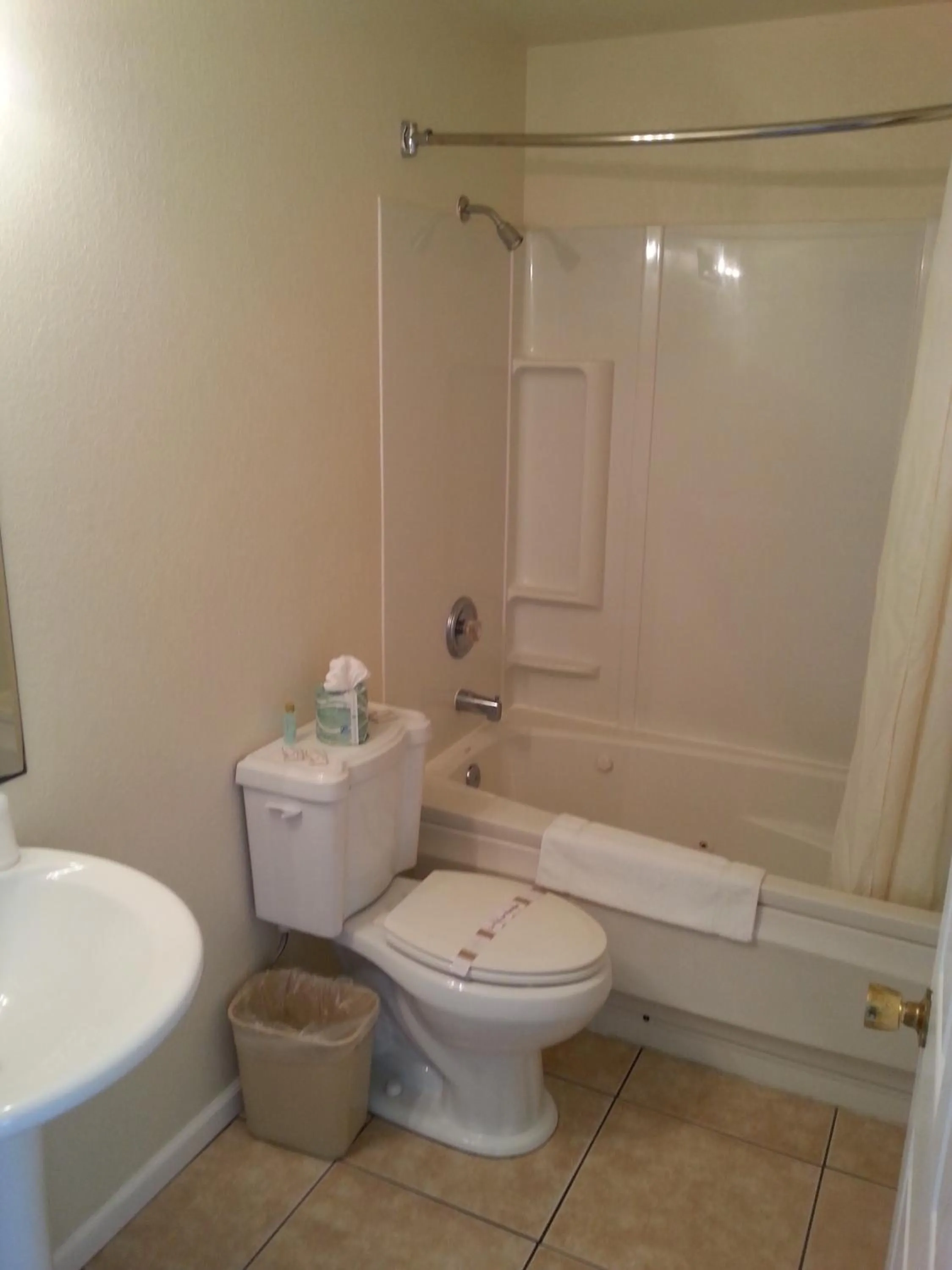 Bathroom in Sunrise Motel