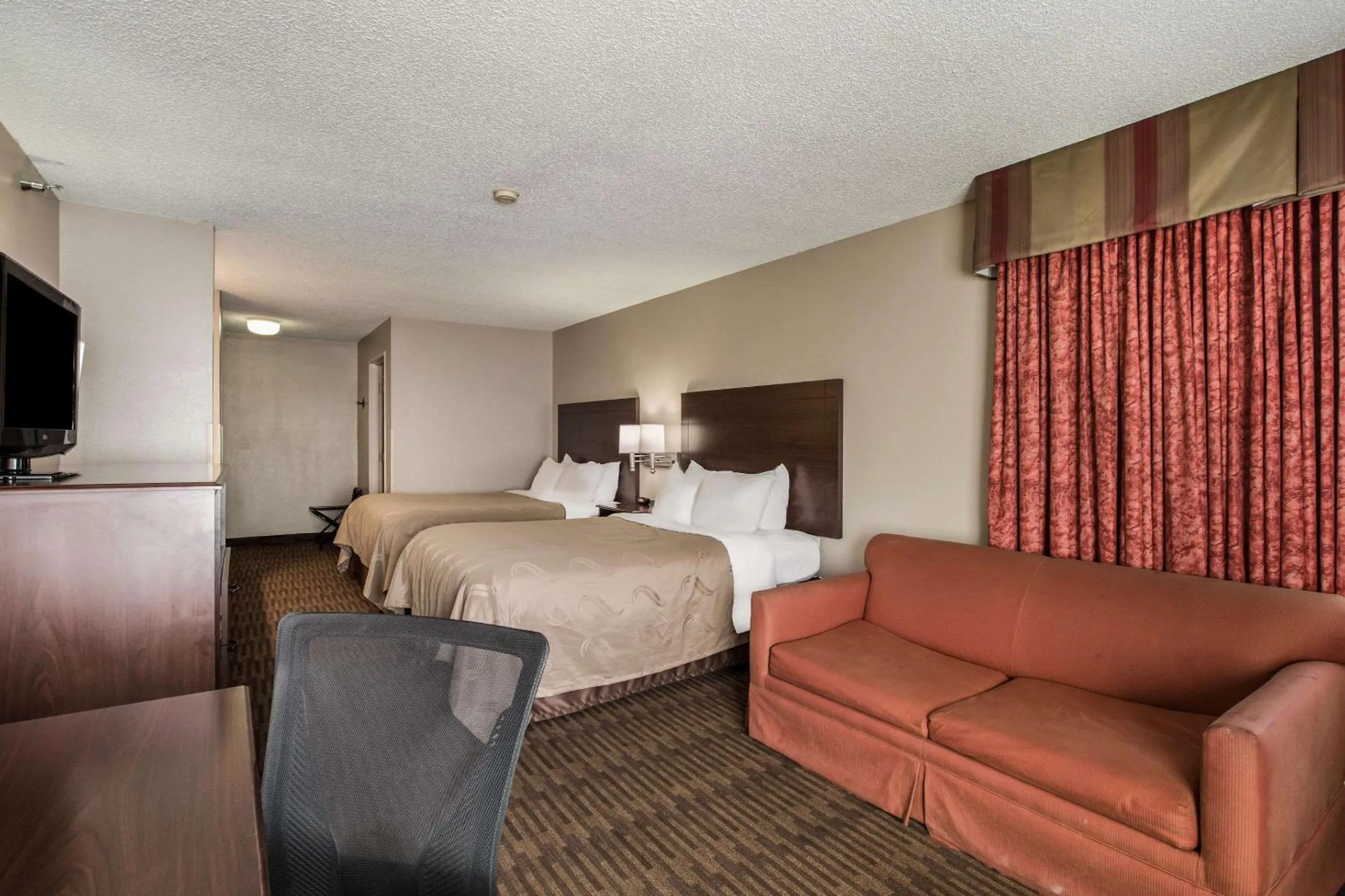 Photo of the whole room, Bed in Quality Inn & Suites Lawrence - University Area