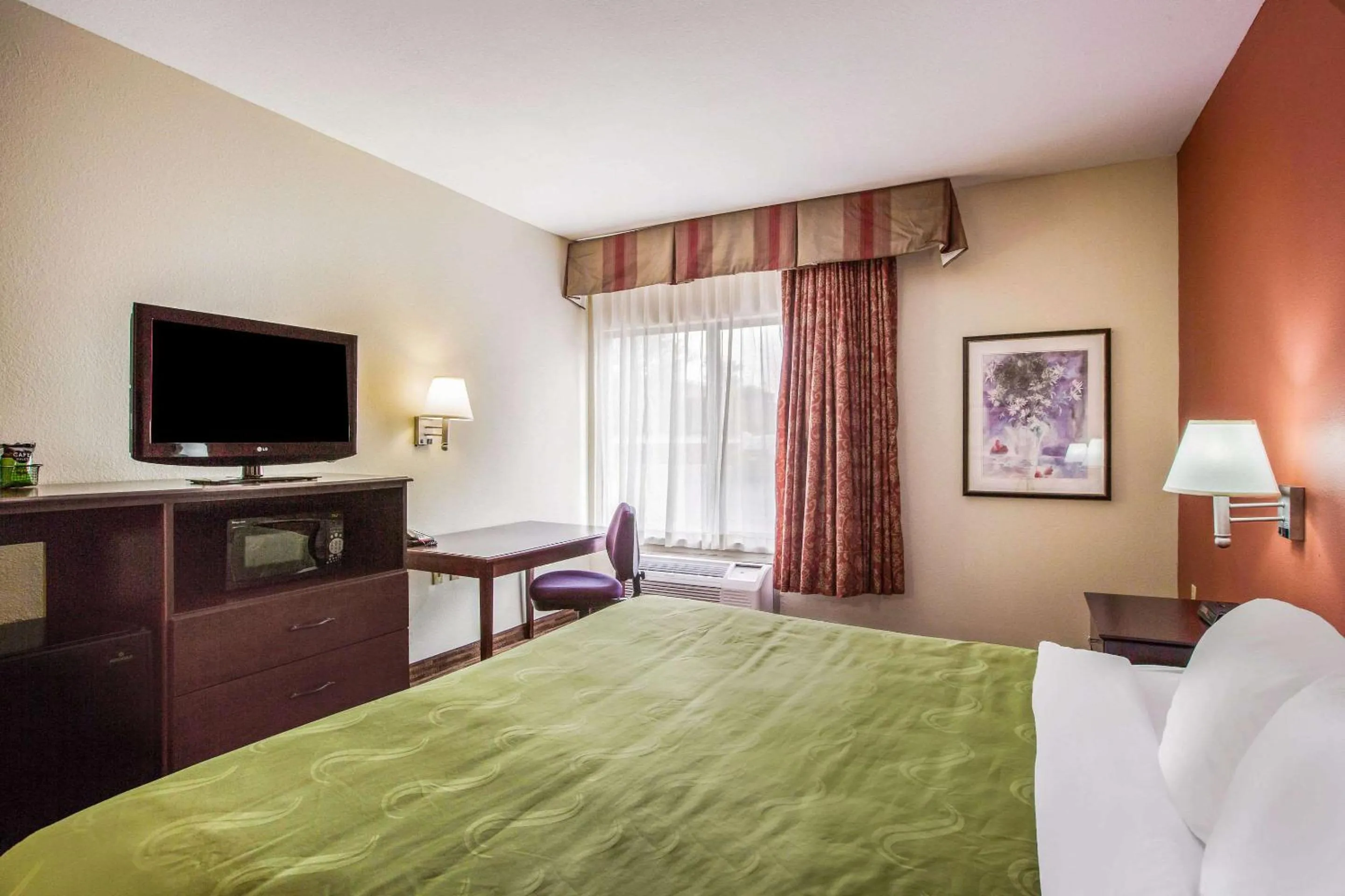 Photo of the whole room, Bed in Quality Inn & Suites Lawrence - University Area