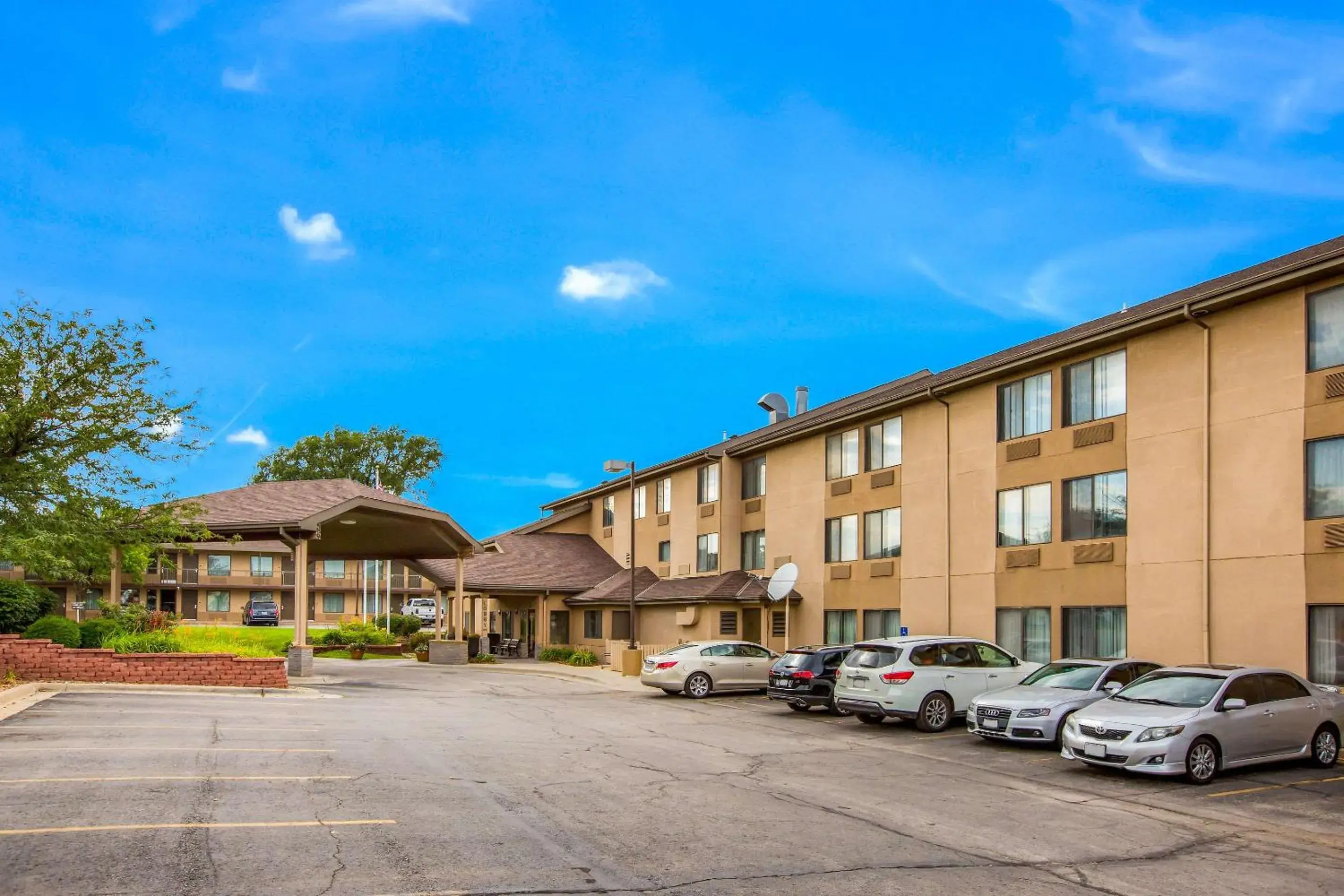 Property building in Quality Inn & Suites Lawrence - University Area Property building in Quality Inn & Suites Lawrence - University Area