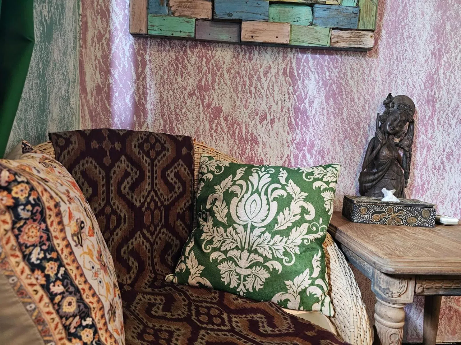 Decorative detail in Lovina Loca