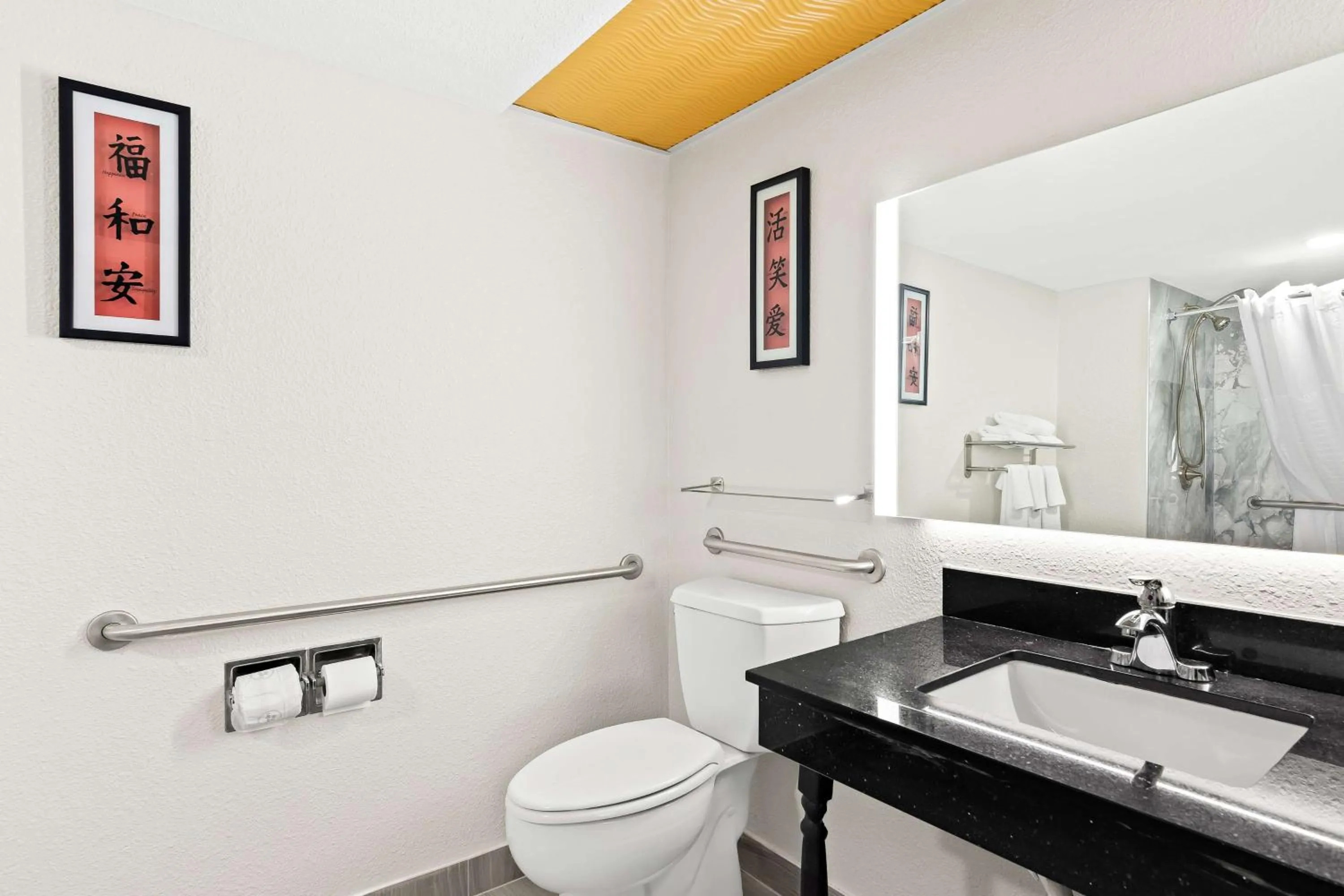 Bathroom in Best Western Lake Okeechobee