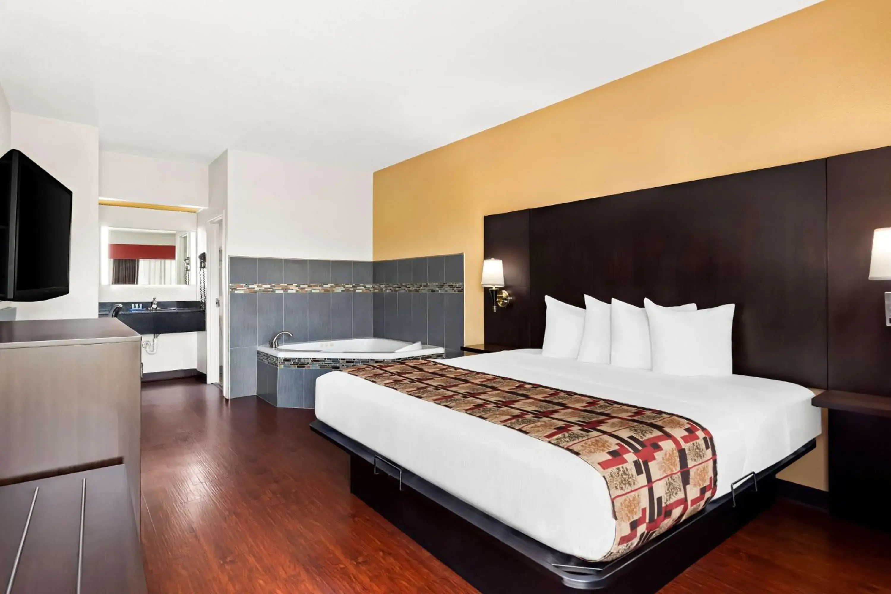 Bedroom, Bed in Best Western Lake Okeechobee Bedroom, Bed in Best Western Lake Okeechobee