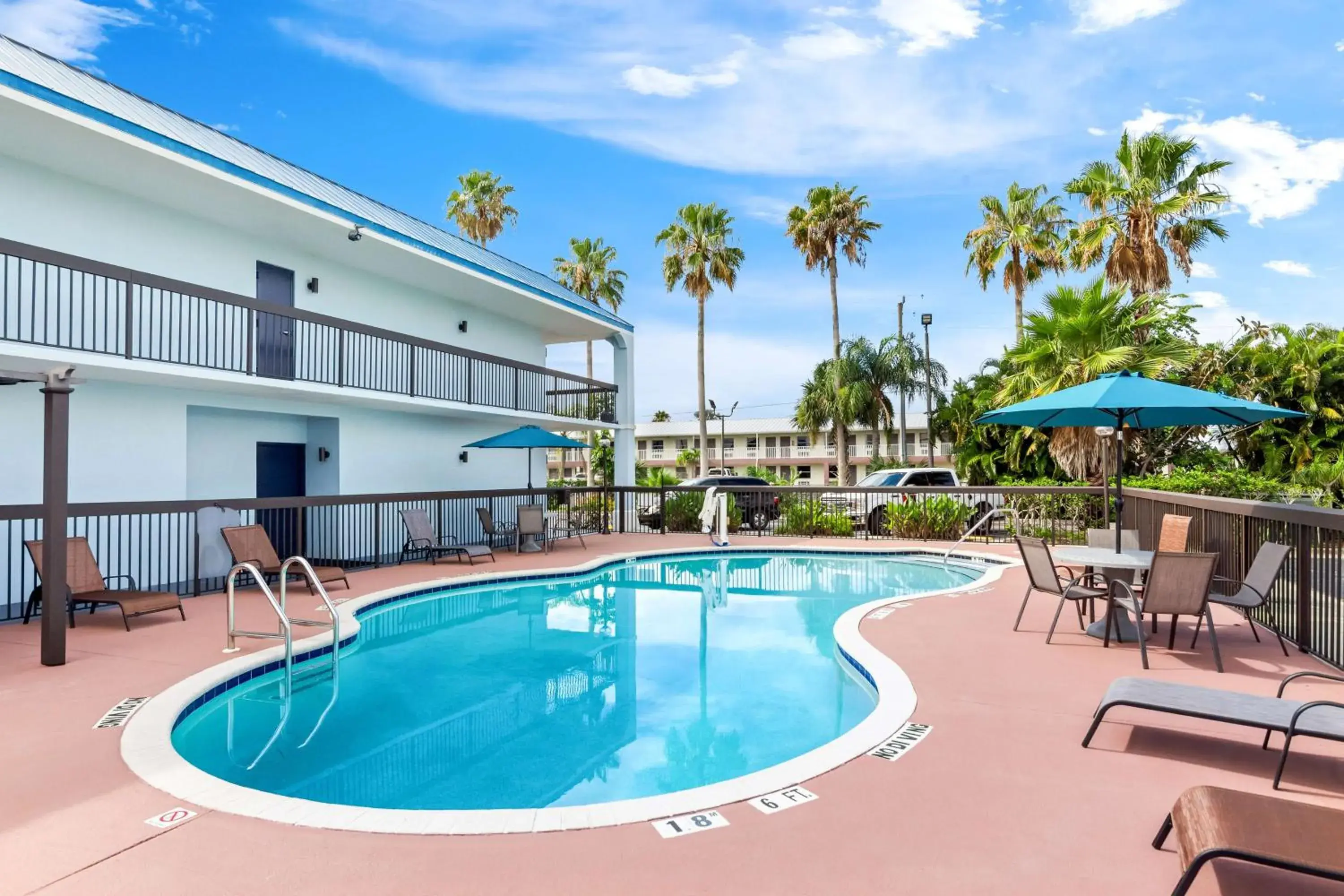 Pool view in Best Western Lake Okeechobee Pool view in Best Western Lake Okeechobee