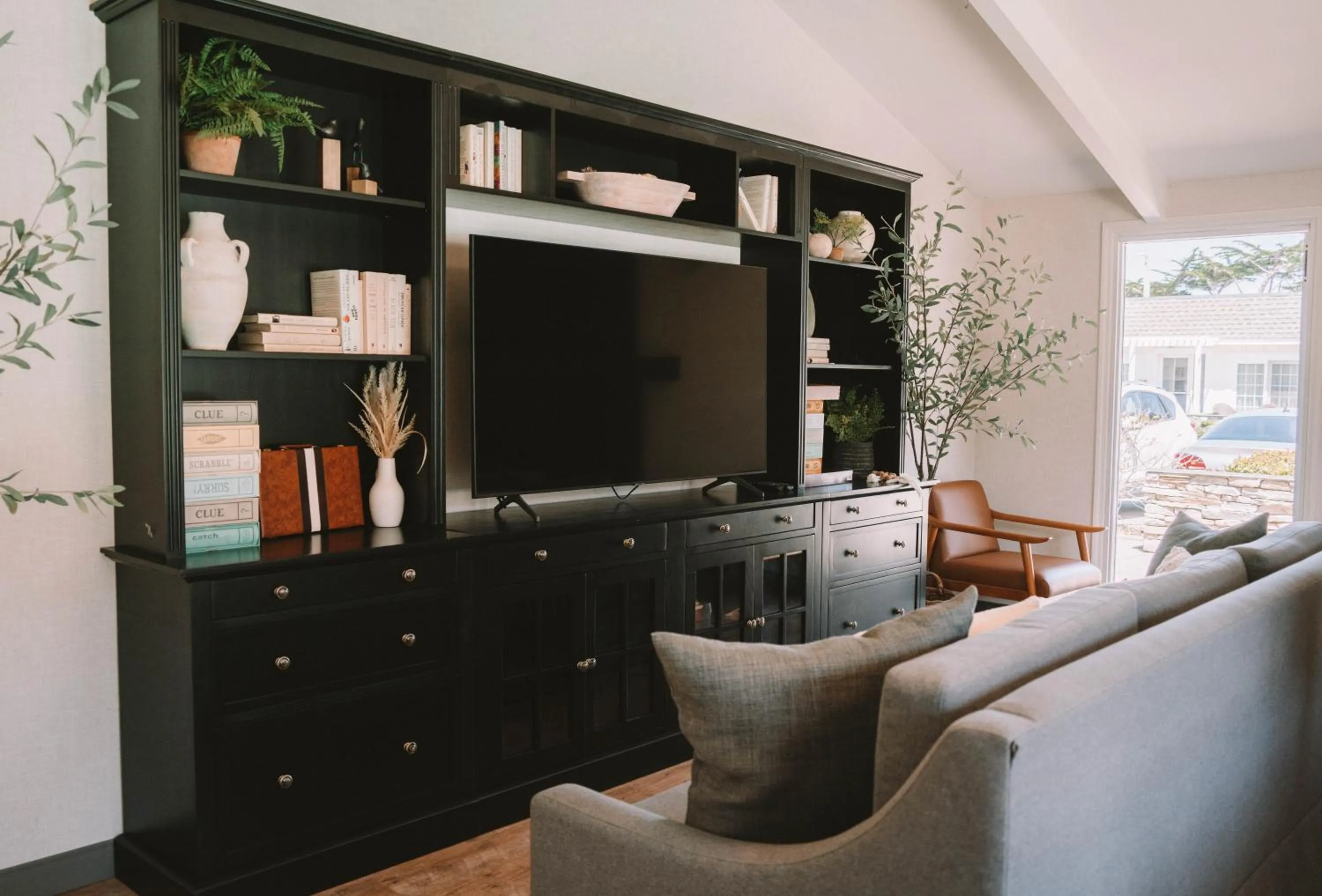 Communal lounge/ TV room in Fireside Inn on Moonstone Beach