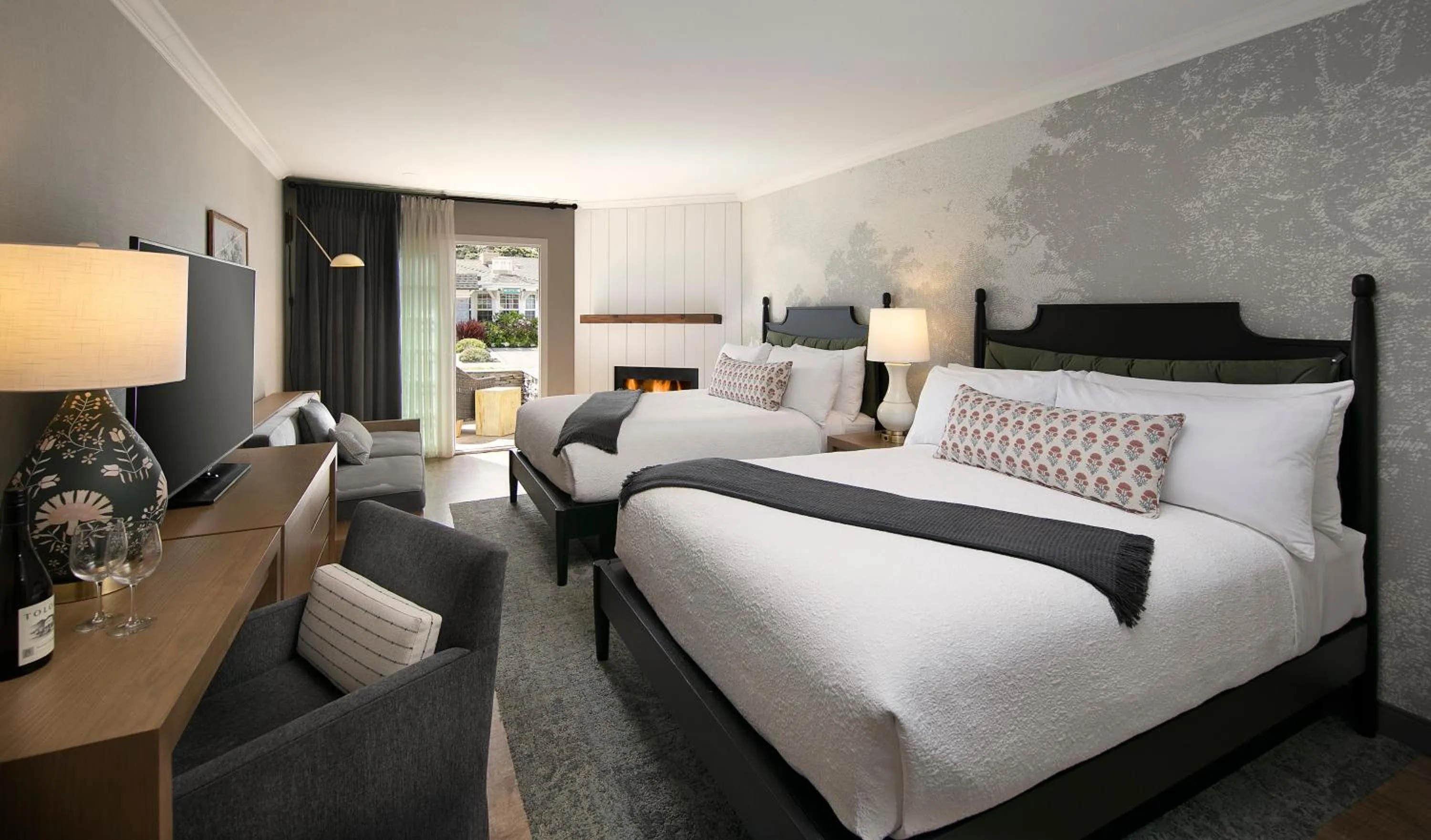 Photo of the whole room, Bed in Fireside Inn on Moonstone Beach