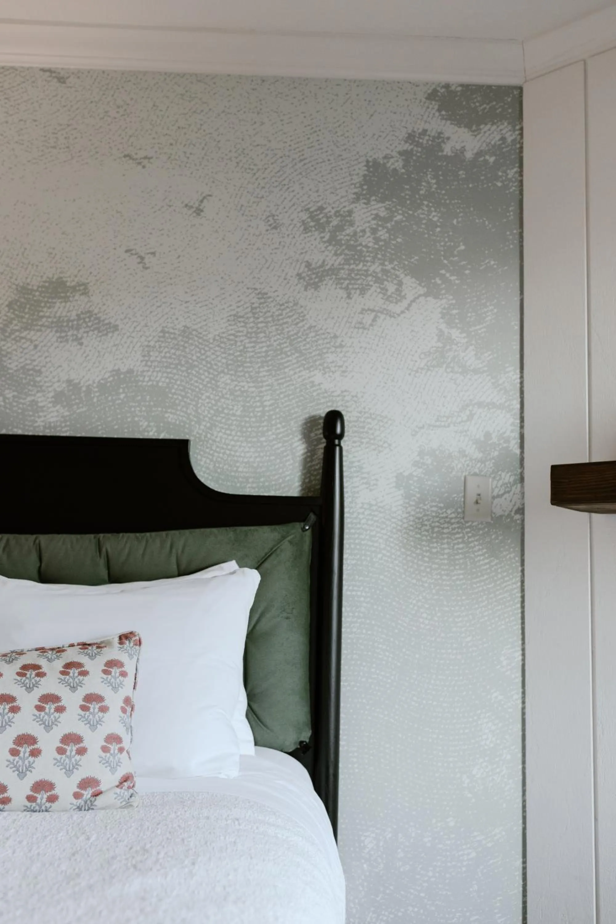 Bedroom, Bed in Fireside Inn on Moonstone Beach