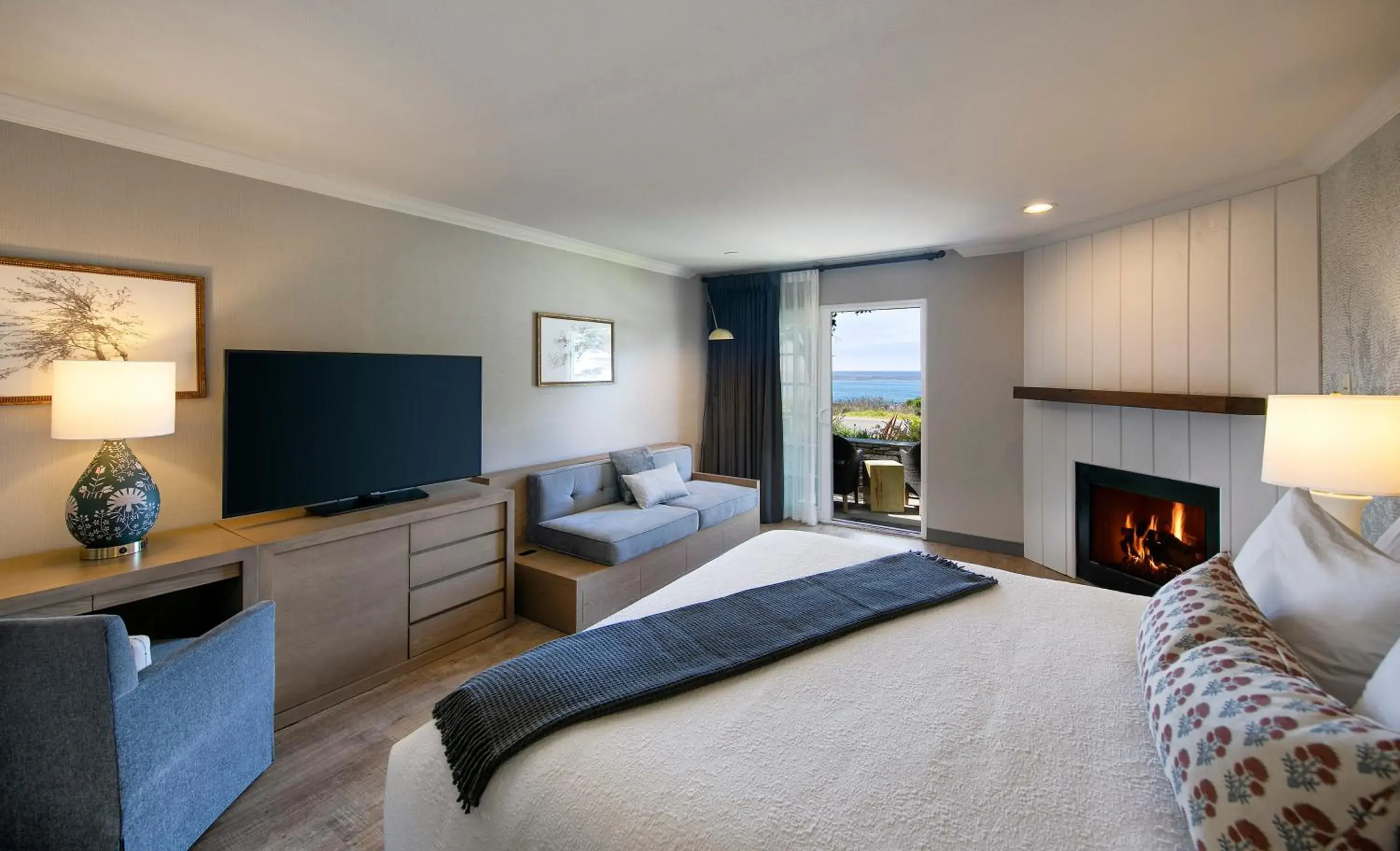 Sea view, Bed in Fireside Inn on Moonstone Beach Sea view, Bed in Fireside Inn on Moonstone Beach