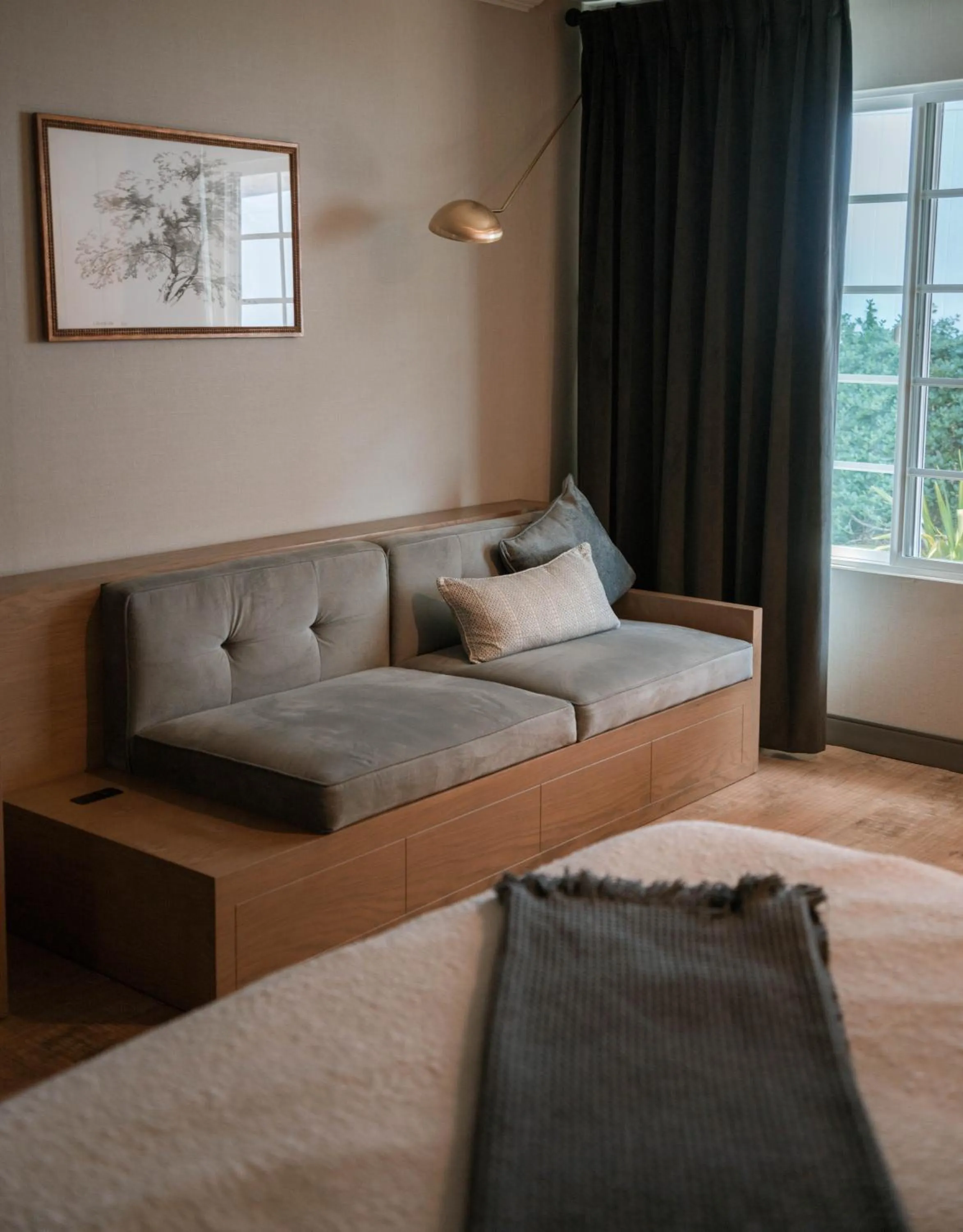 Seating area, Bed in Fireside Inn on Moonstone Beach