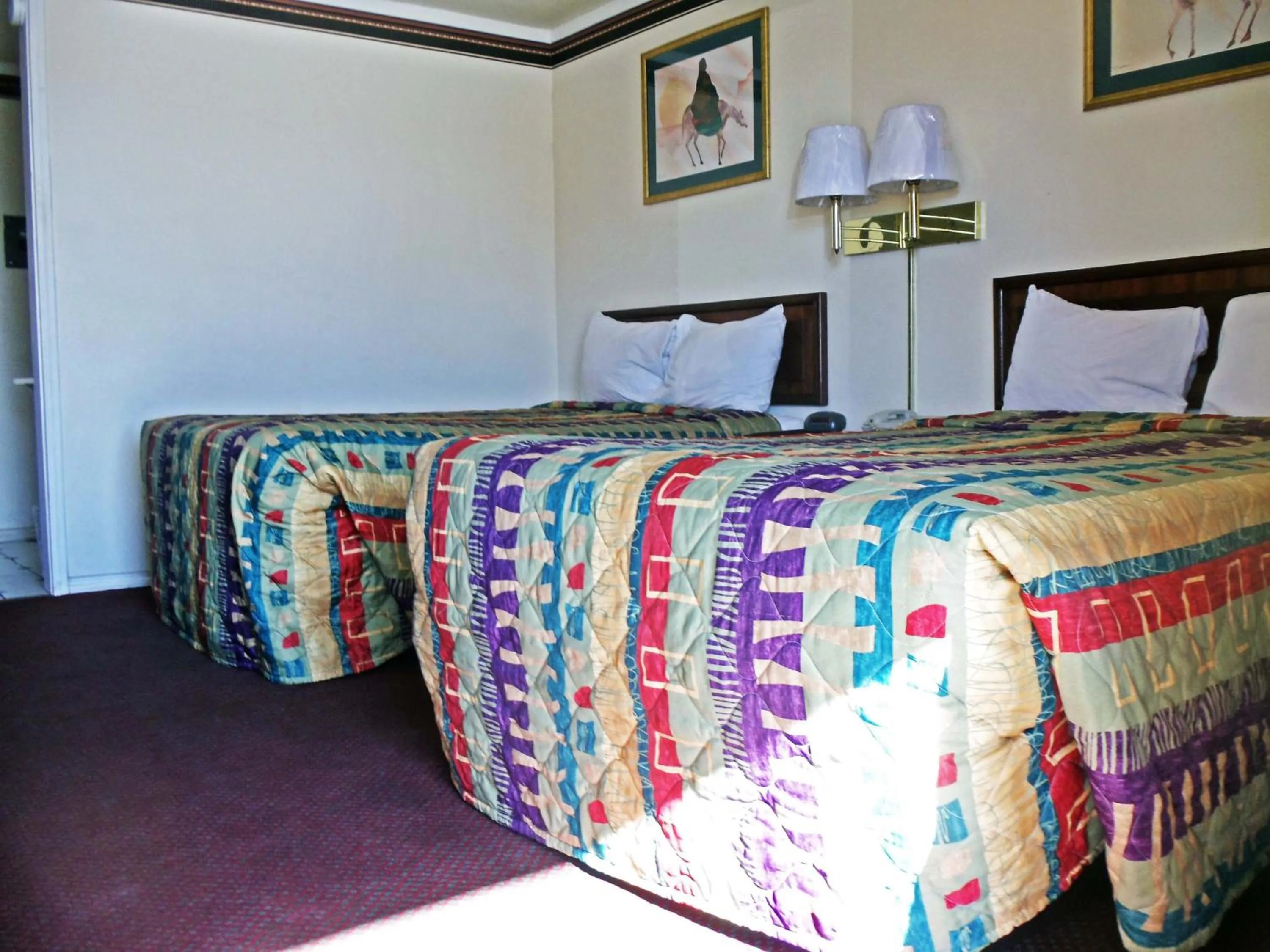 Bed in Antlers Budget Inn