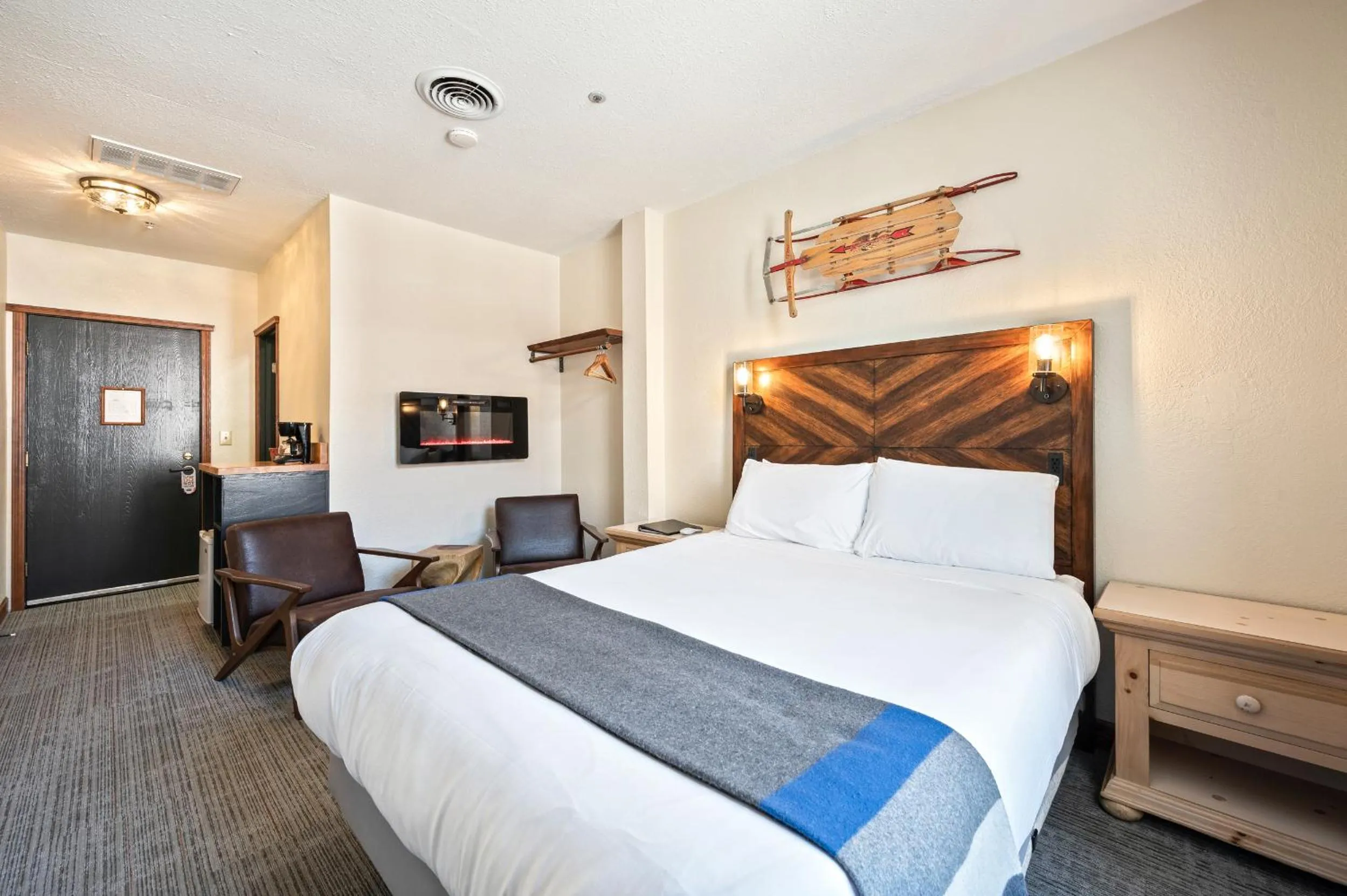 Photo of the whole room, Bed in Hotel Leavenworth