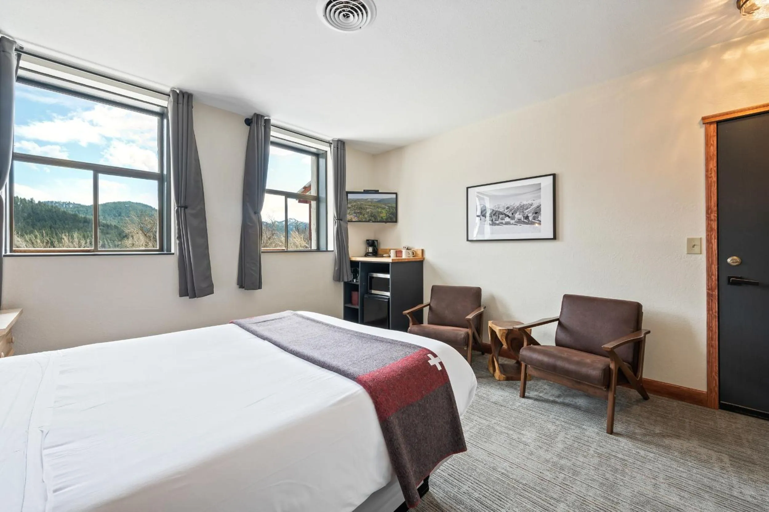 Photo of the whole room, Bed in Hotel Leavenworth