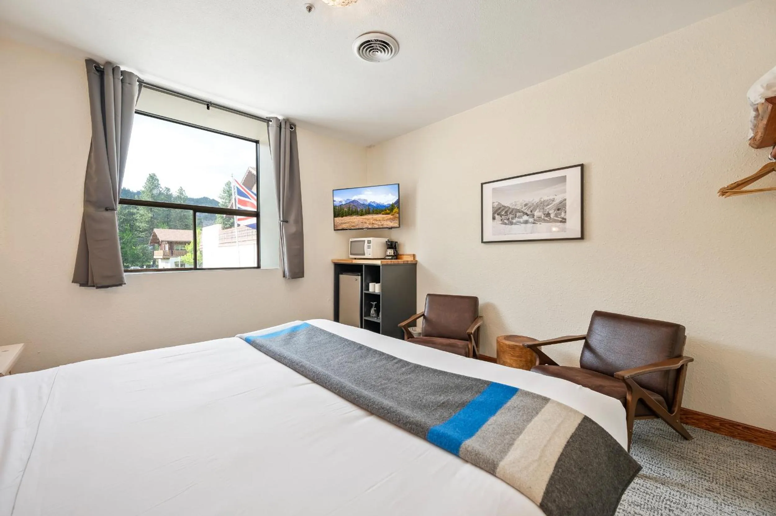 Photo of the whole room, Bed in Hotel Leavenworth