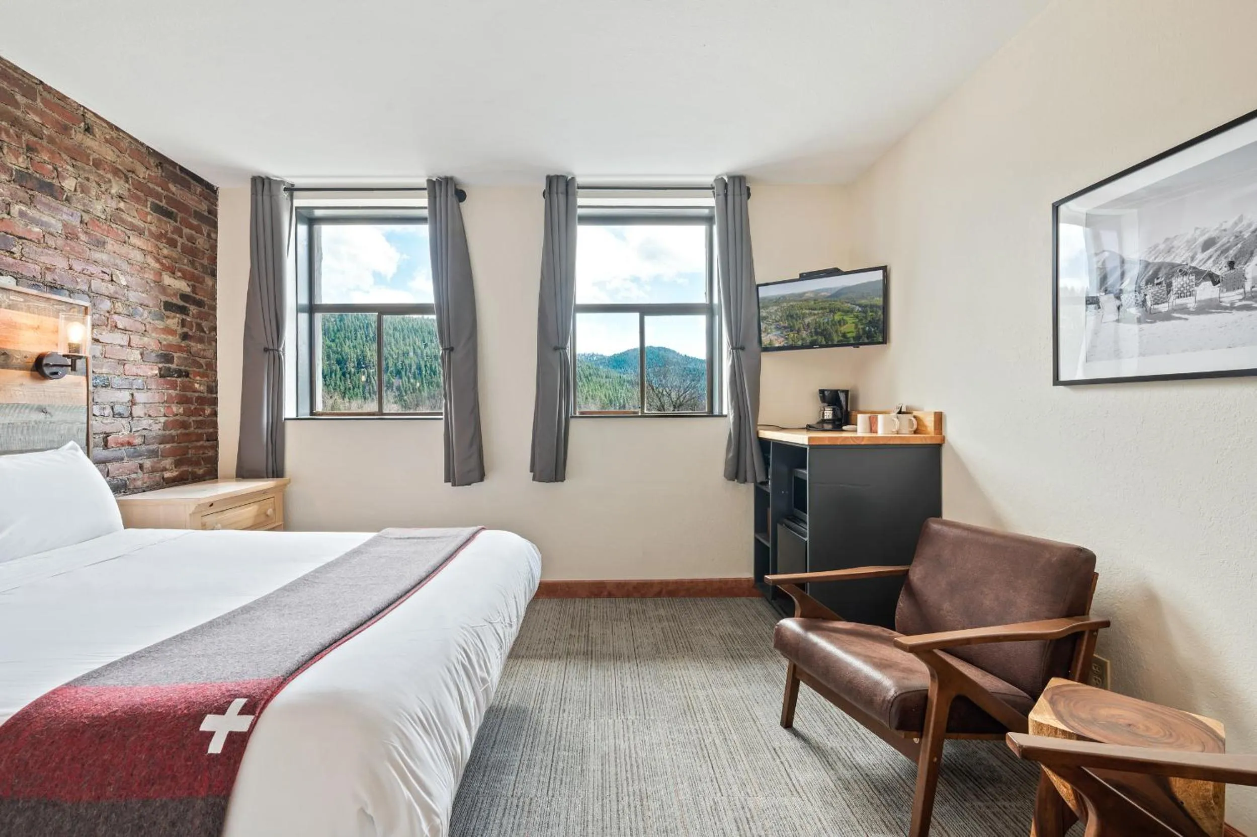 Photo of the whole room, Bed in Hotel Leavenworth