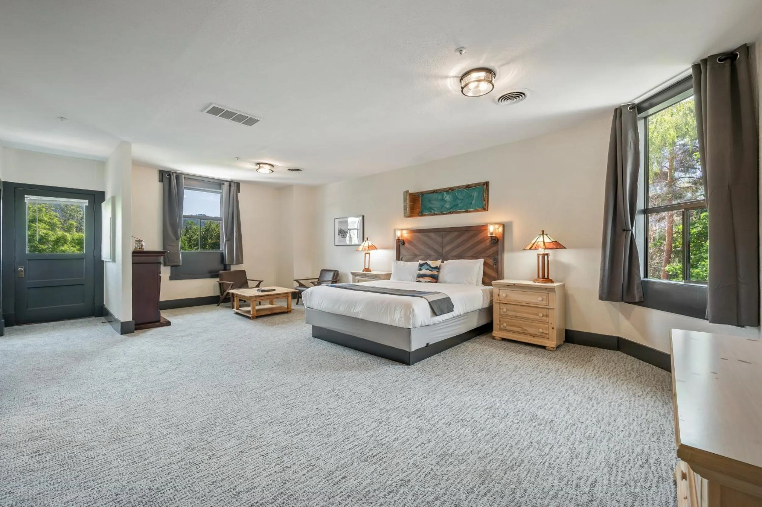 Photo of the whole room, Bed in Hotel Leavenworth