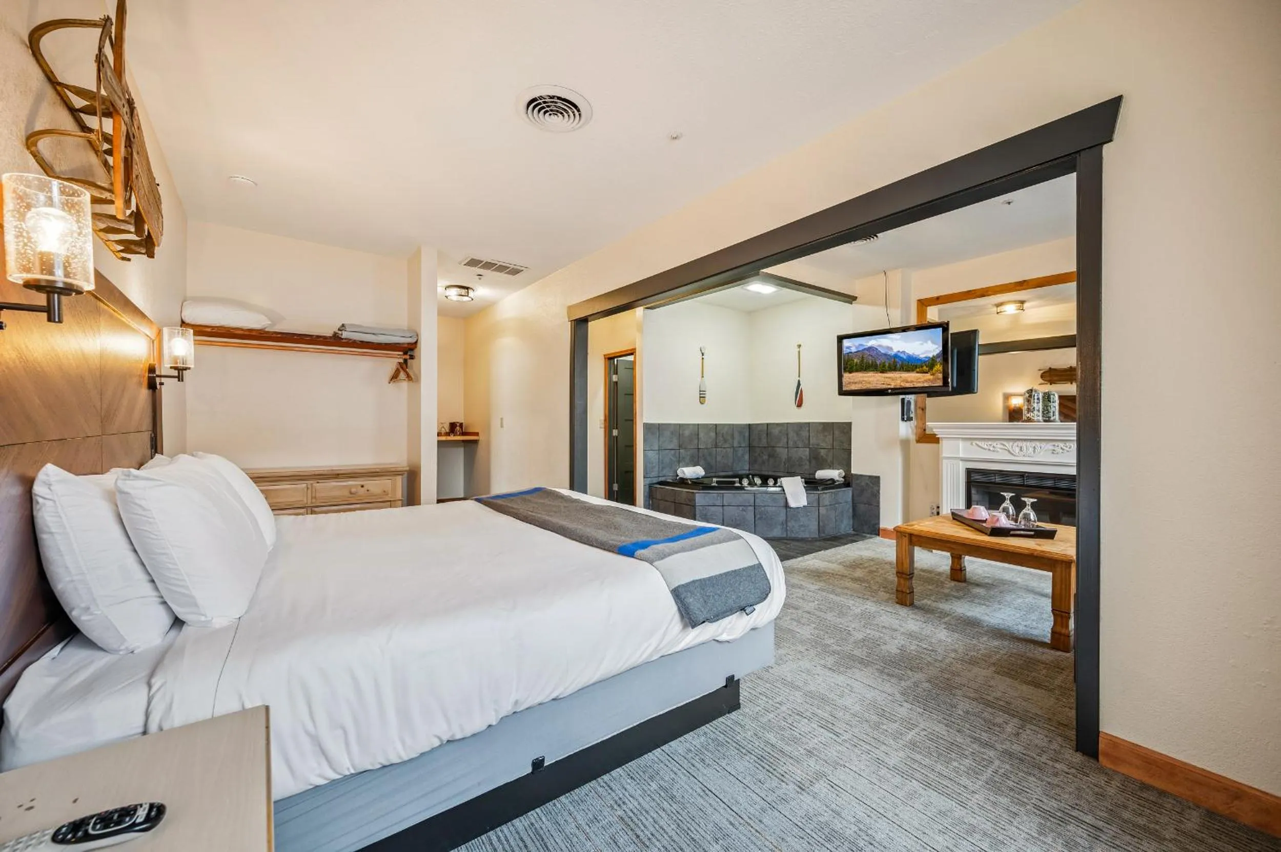 Photo of the whole room, Bed in Hotel Leavenworth