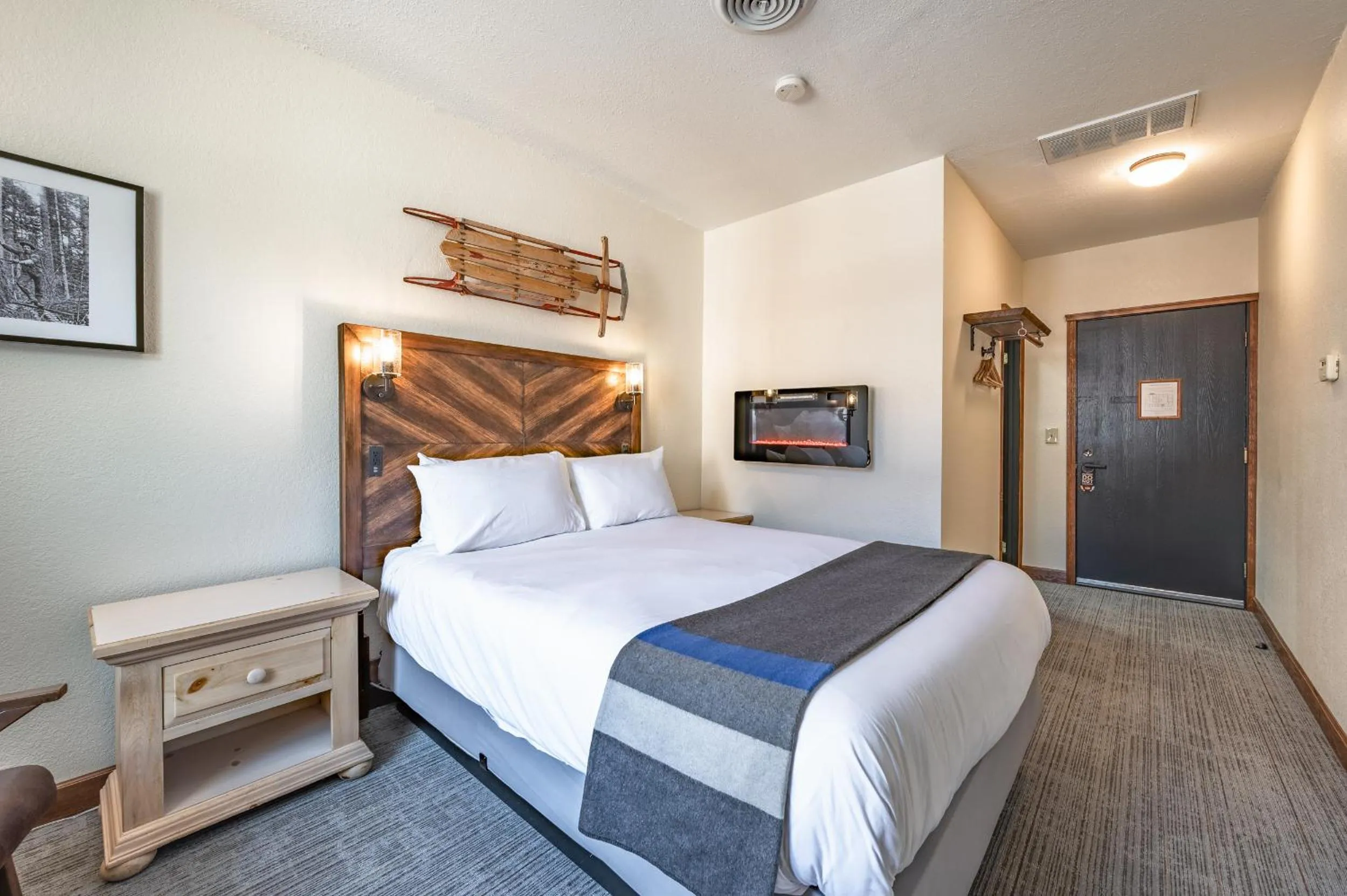 Photo of the whole room, Bed in Hotel Leavenworth