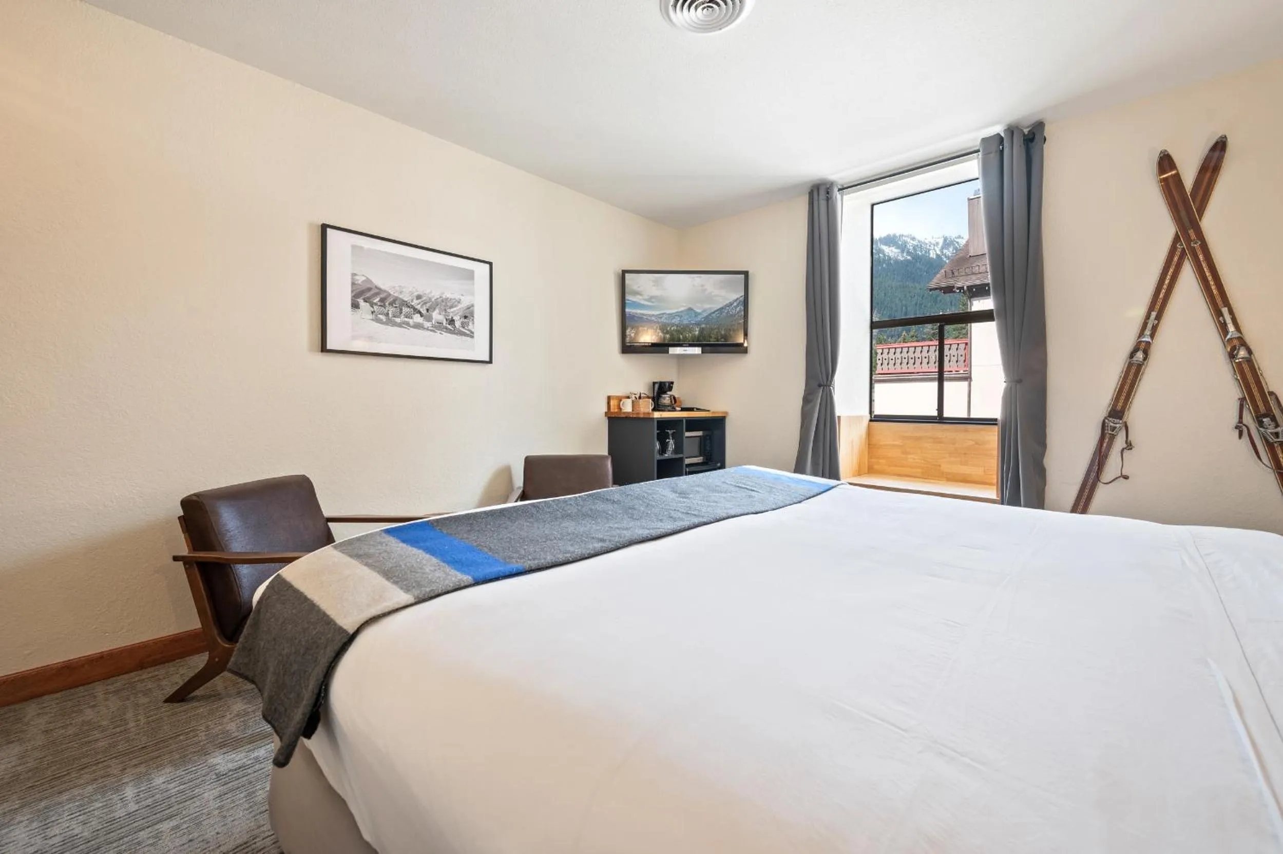 Photo of the whole room, Bed in Hotel Leavenworth