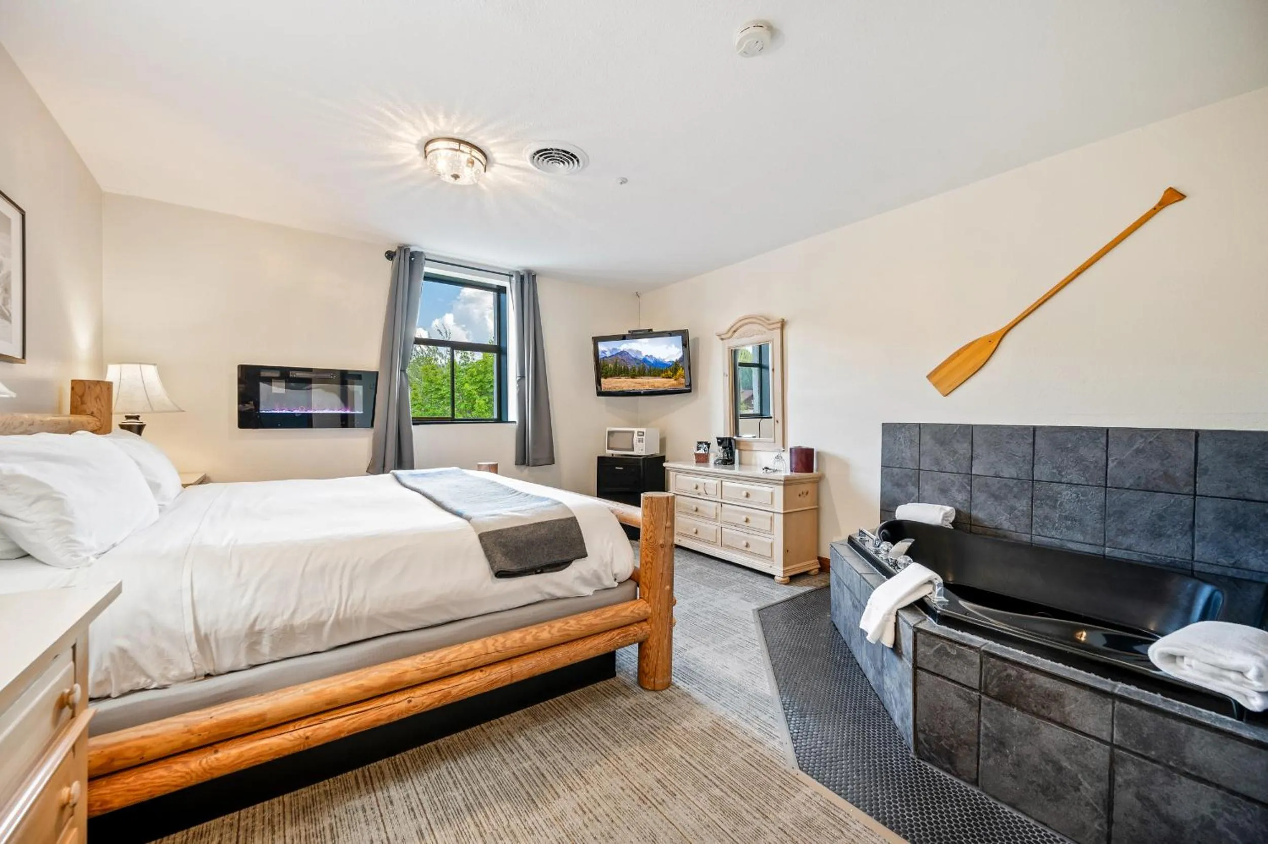 Photo of the whole room, Bed in Hotel Leavenworth