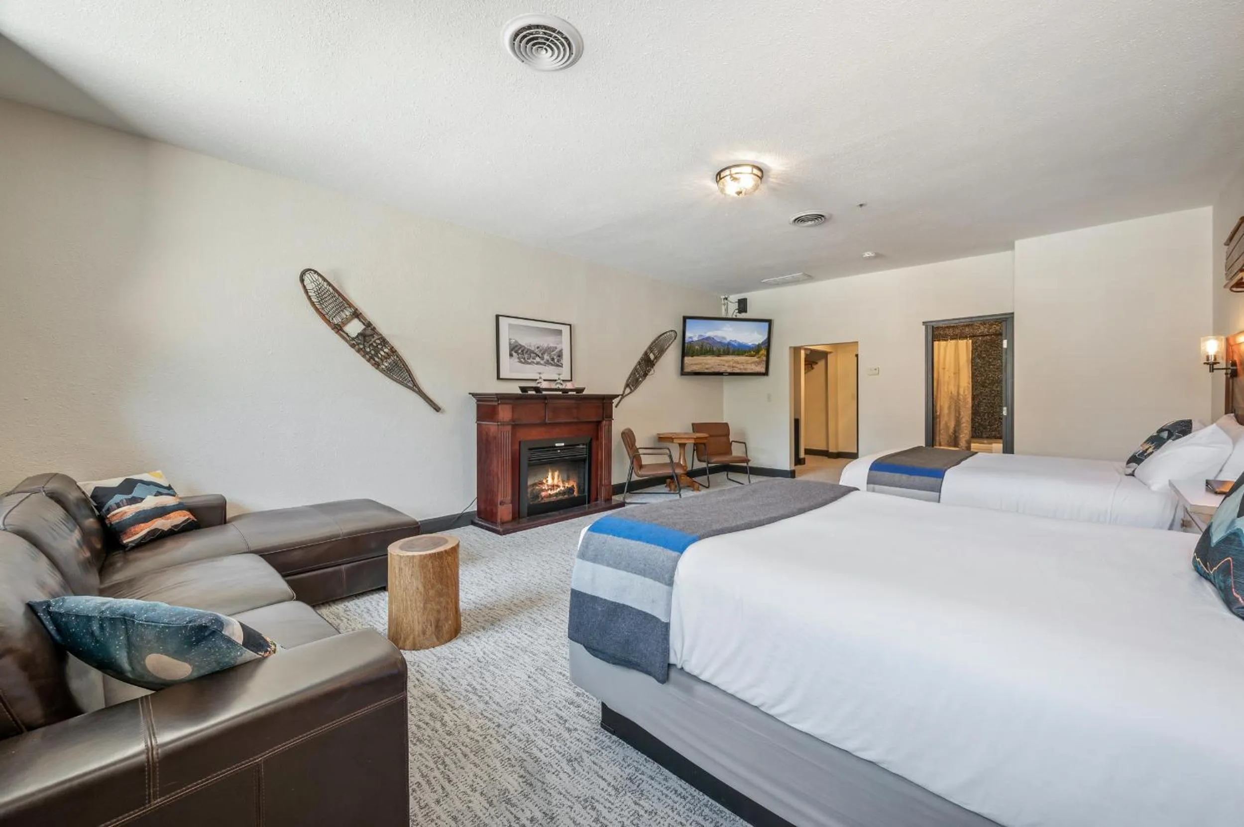 Photo of the whole room, Bed in Hotel Leavenworth