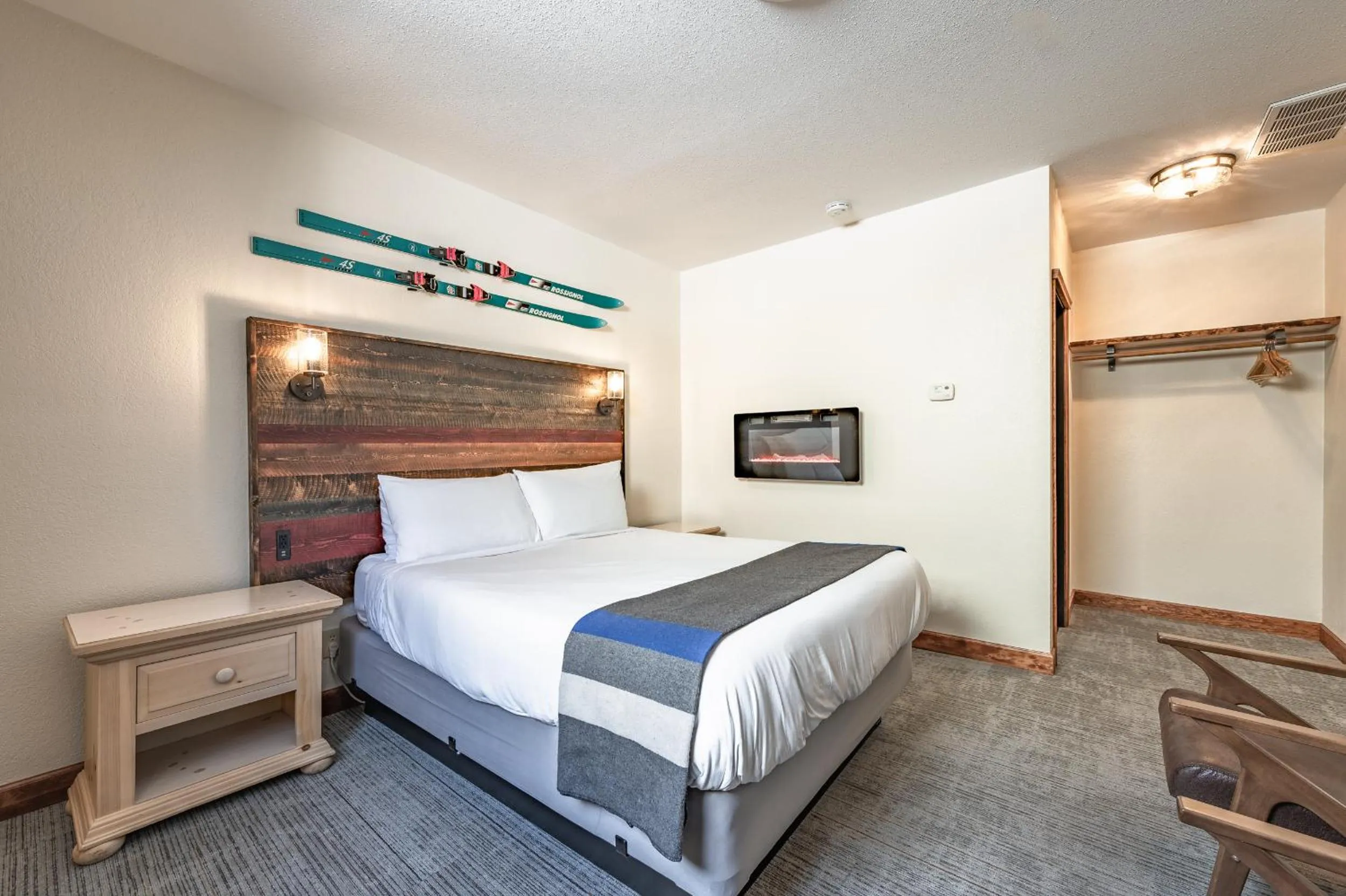 Photo of the whole room, Bed in Hotel Leavenworth