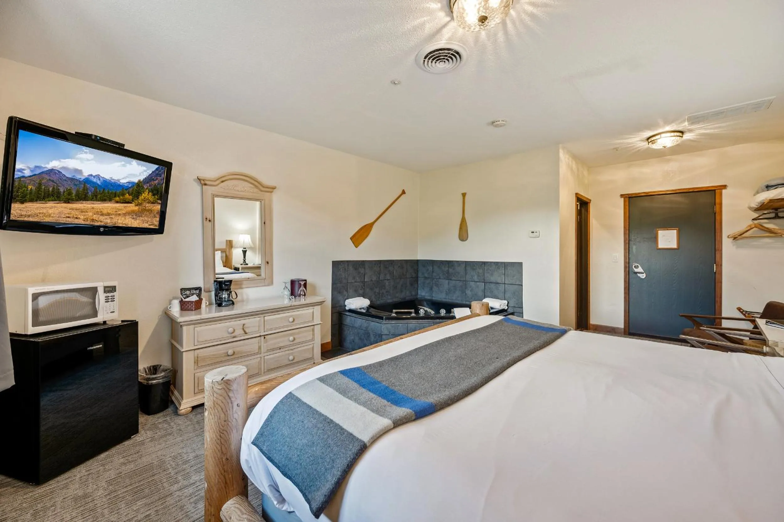 Photo of the whole room, Bed in Hotel Leavenworth