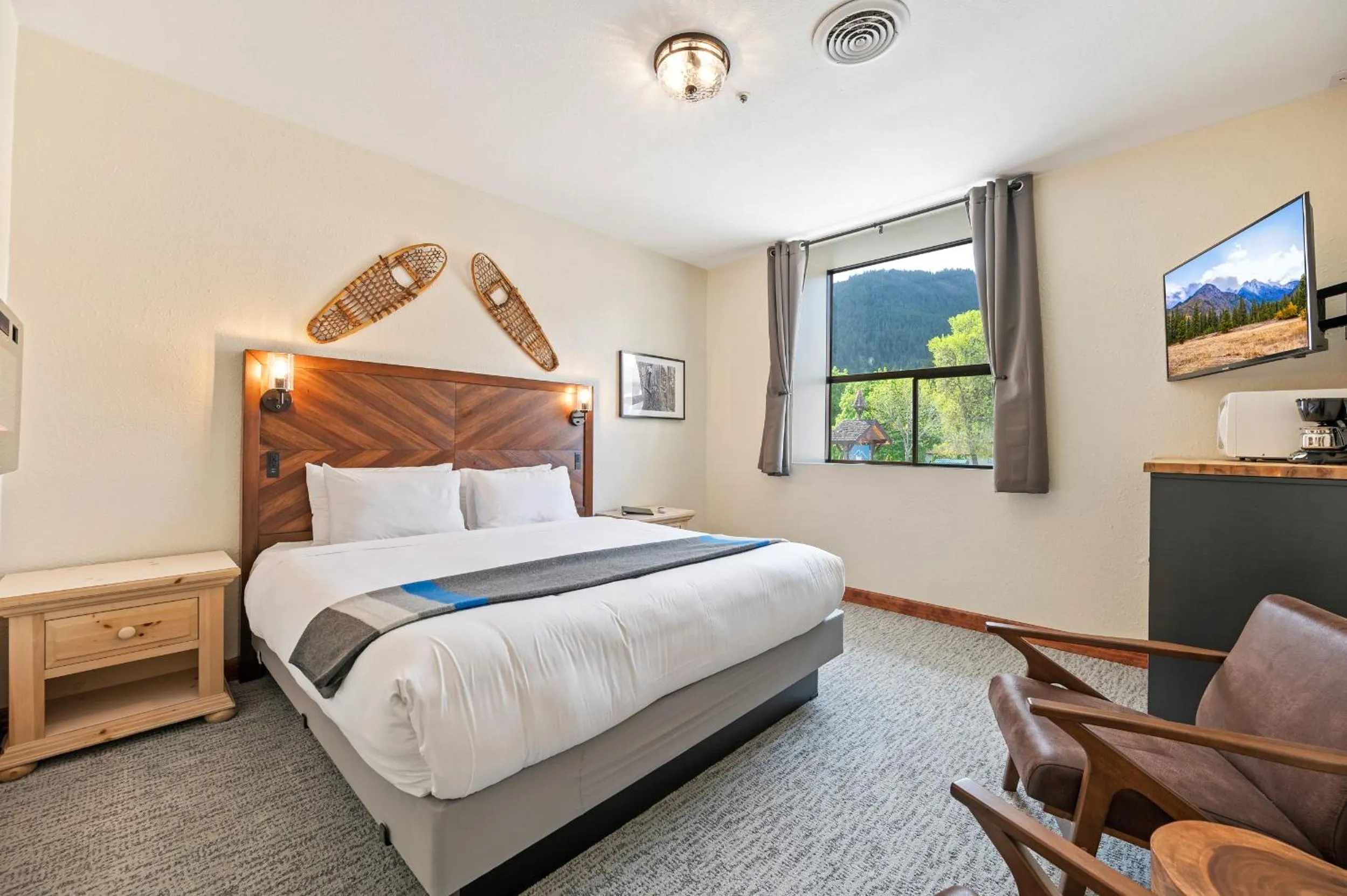 Photo of the whole room, Bed in Hotel Leavenworth