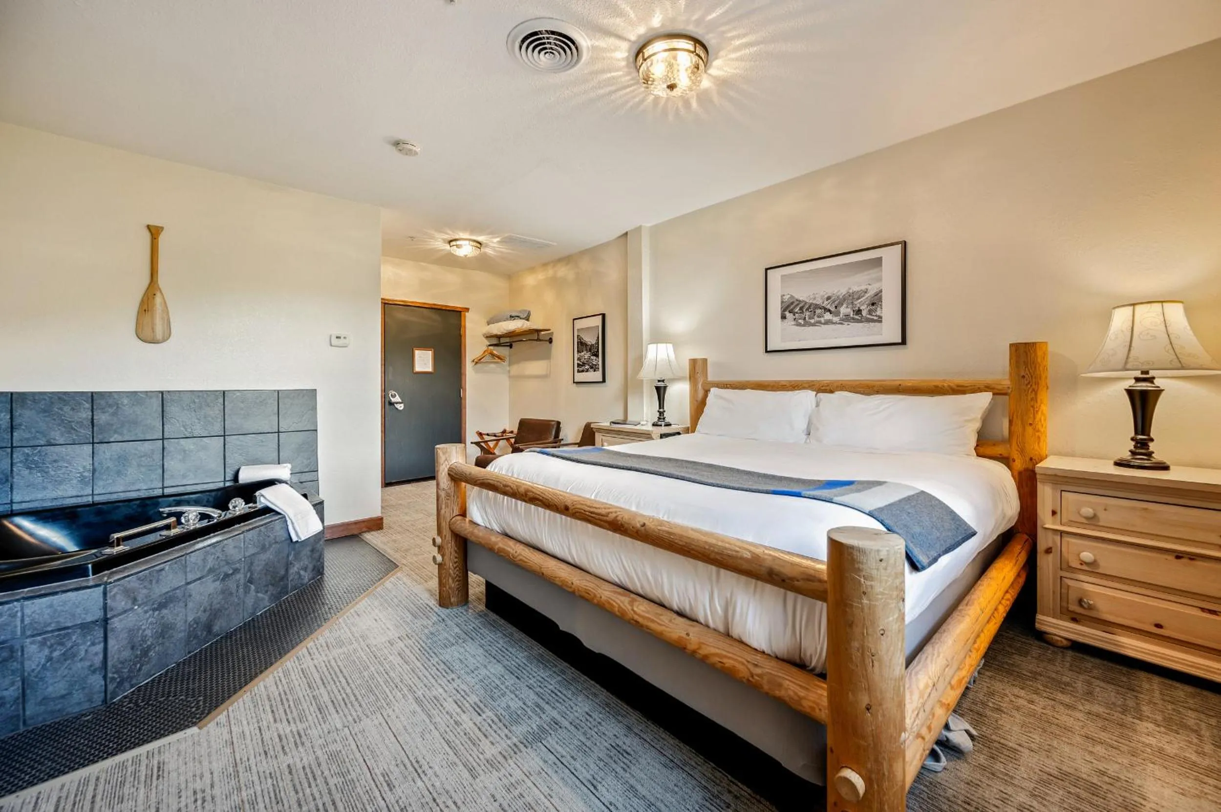 Photo of the whole room, Bed in Hotel Leavenworth