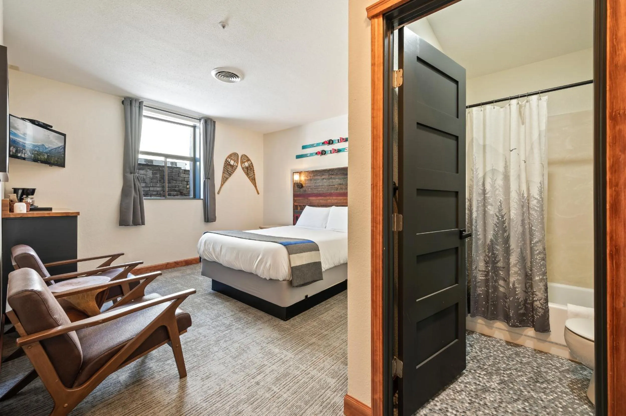 Photo of the whole room, Bed in Hotel Leavenworth