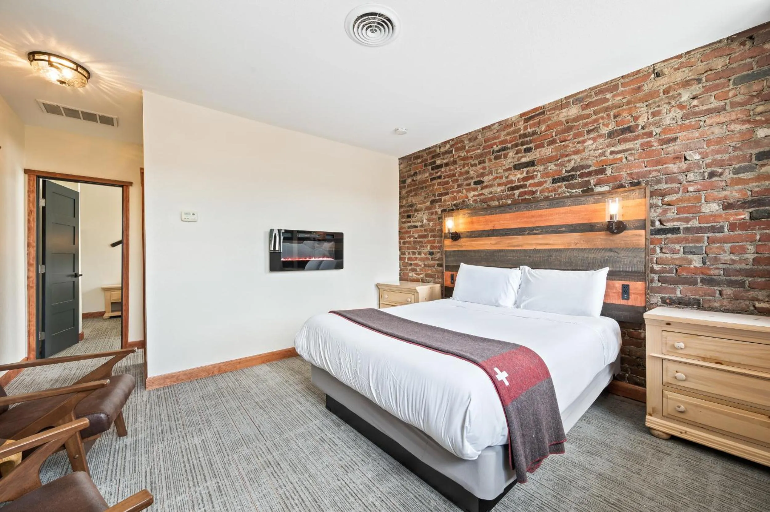 Photo of the whole room, Bed in Hotel Leavenworth