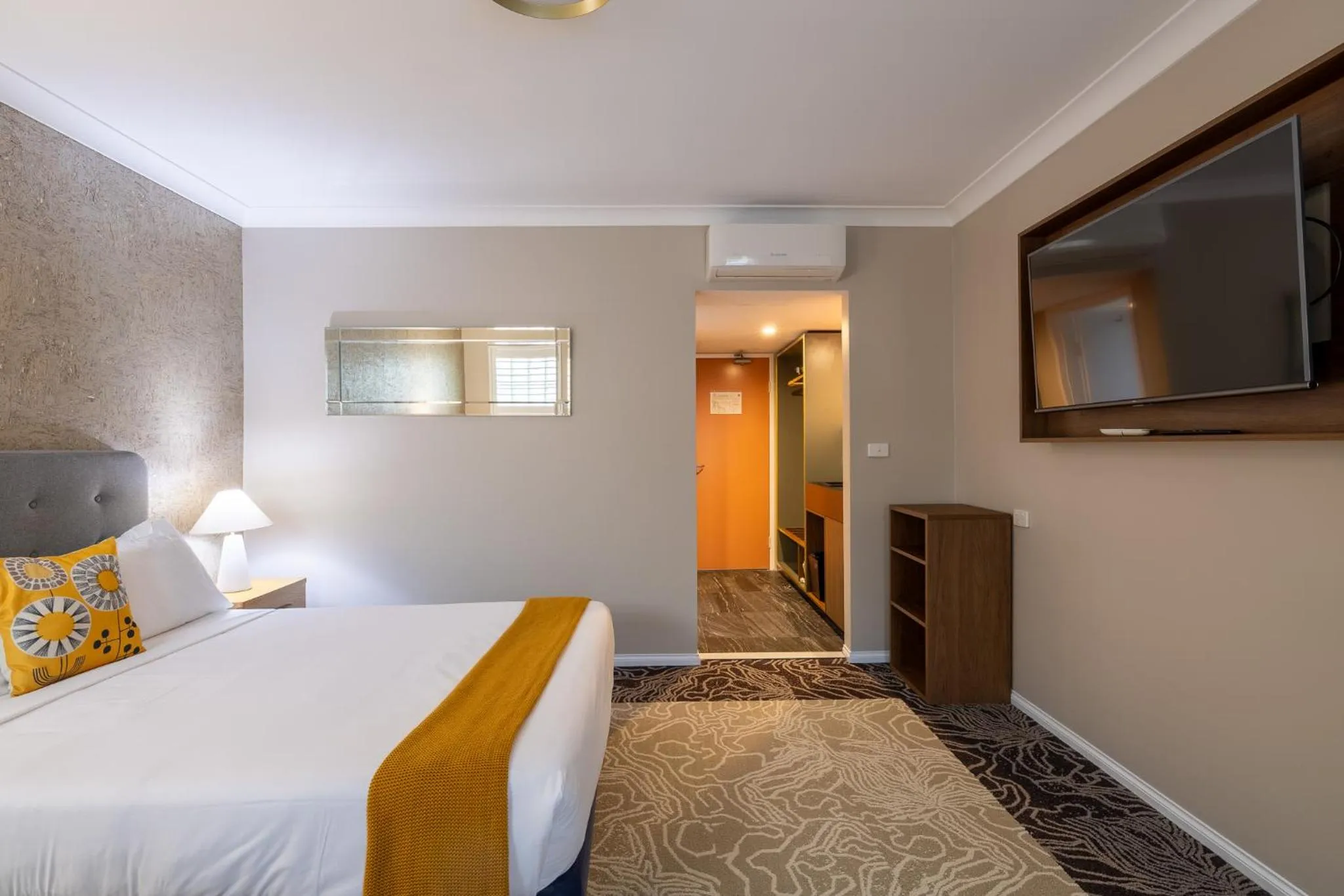 Photo of the whole room, Bed in Mandala Signature Berry