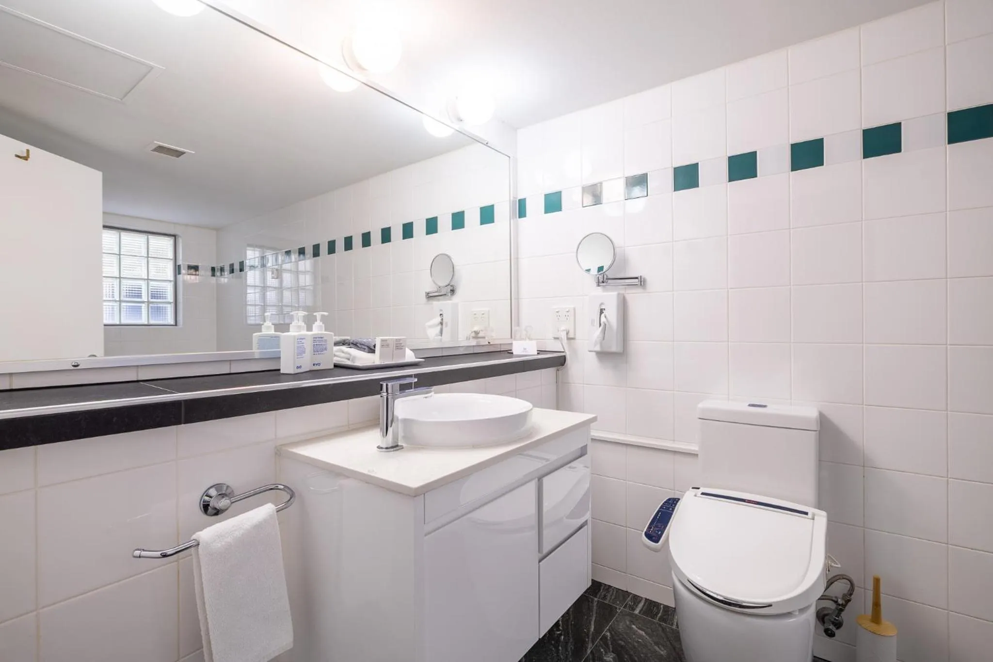 Toilet in Mandala Signature Berry