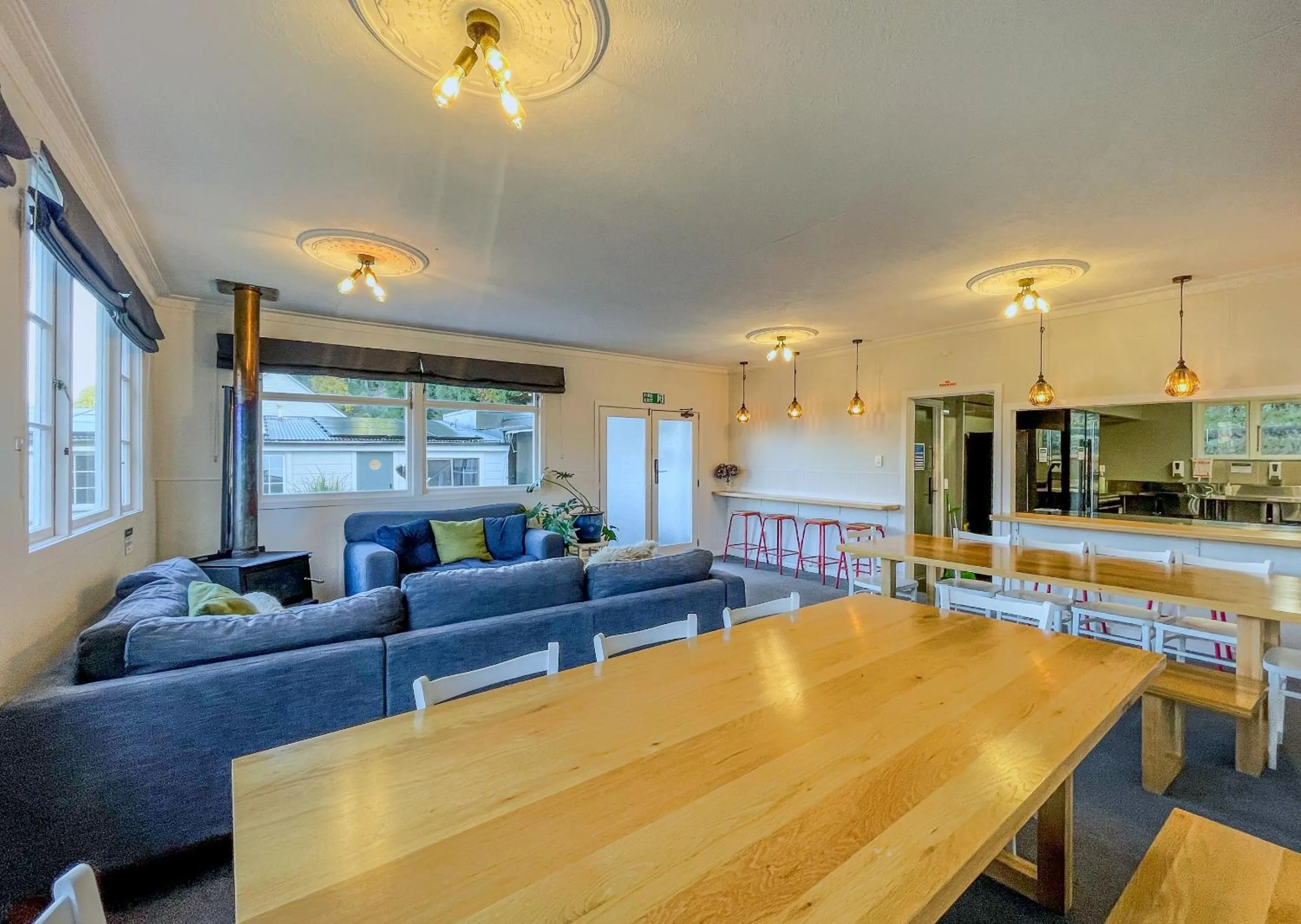 Communal lounge/ TV room in Kinloch Wilderness Retreat