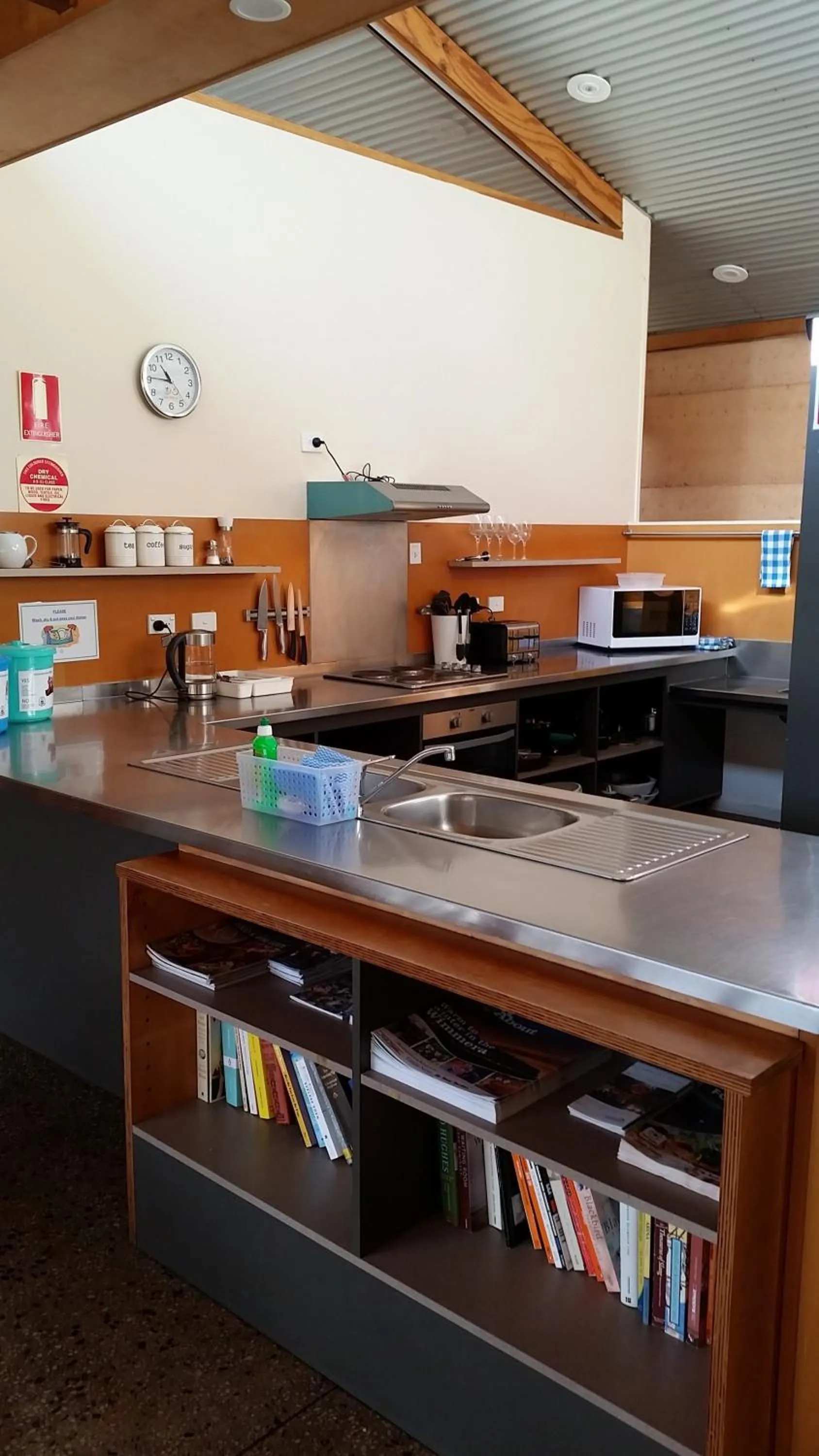 Communal kitchen in YHA Grampians Eco, Halls Gap