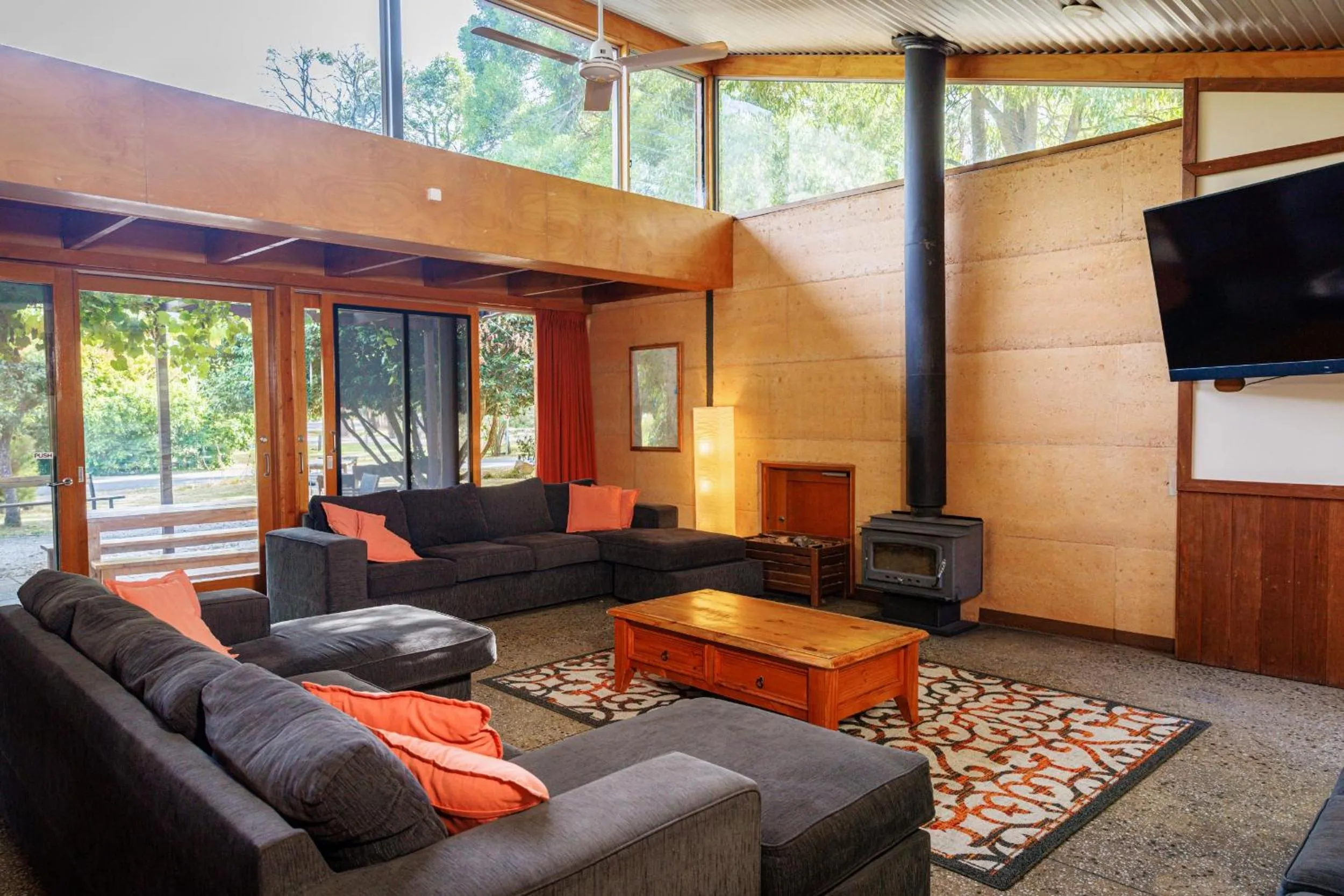 Communal lounge/ TV room in YHA Grampians Eco, Halls Gap