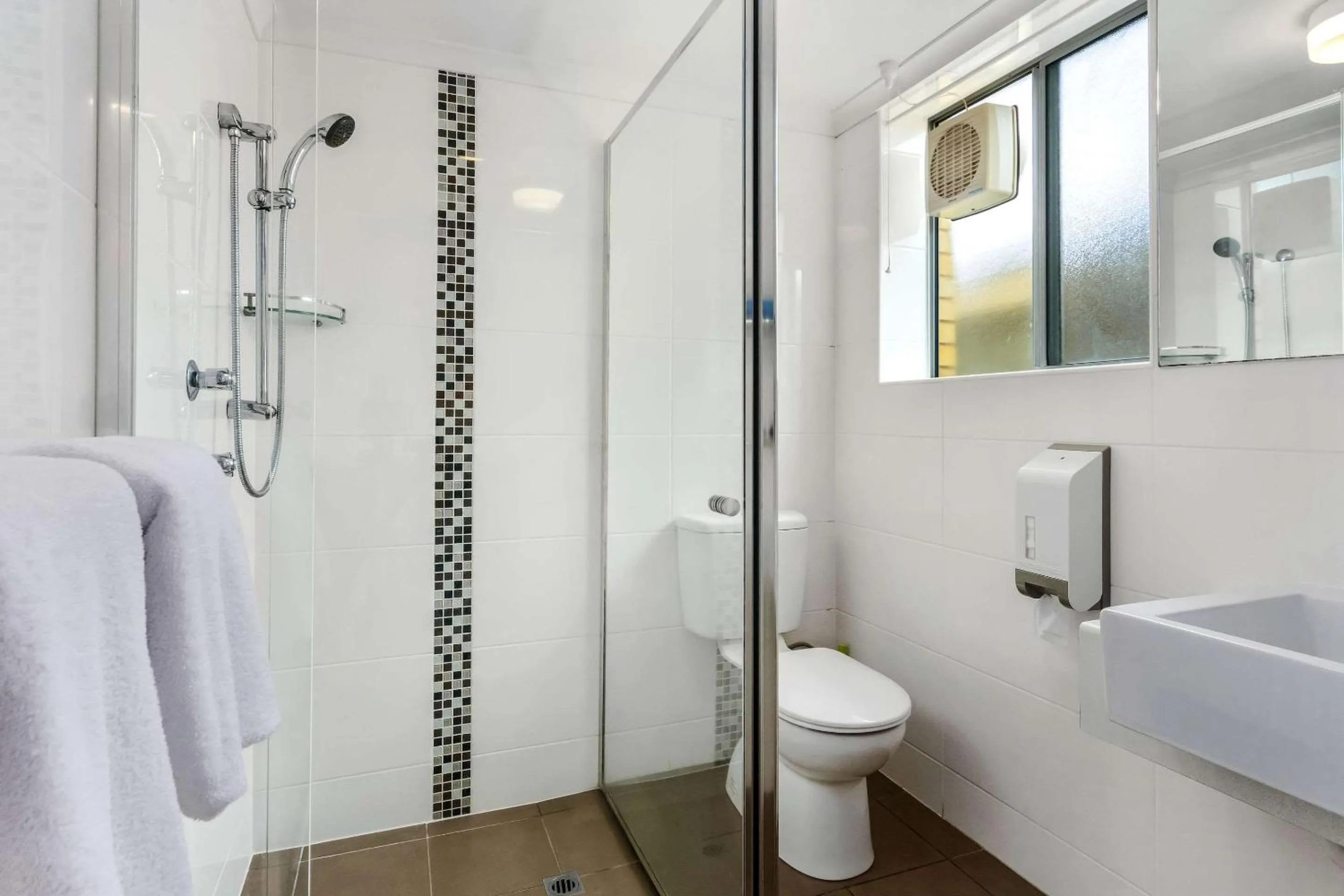 Photo of the whole room, Bathroom in Comfort Inn Victor Harbor