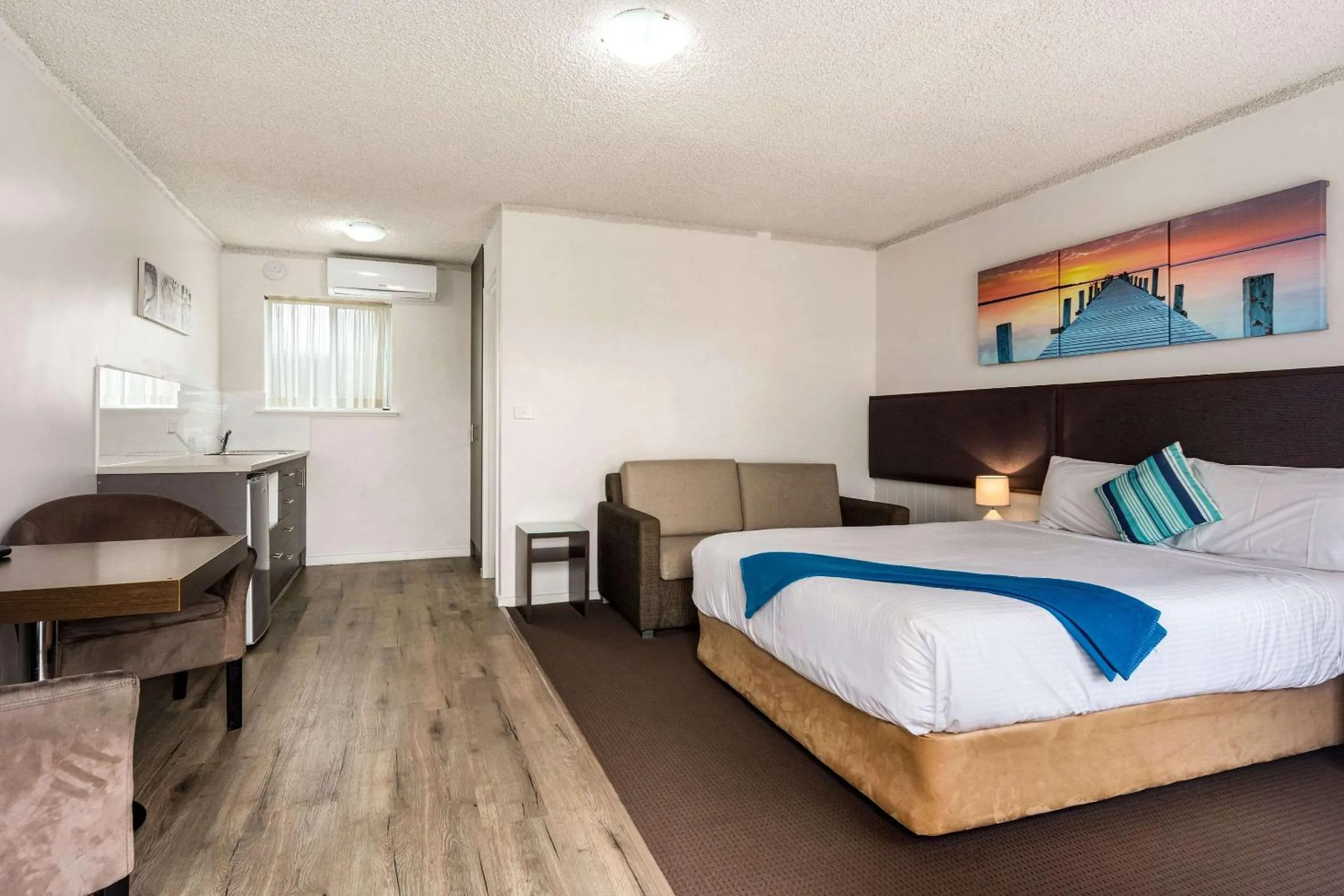 Photo of the whole room in Comfort Inn Victor Harbor