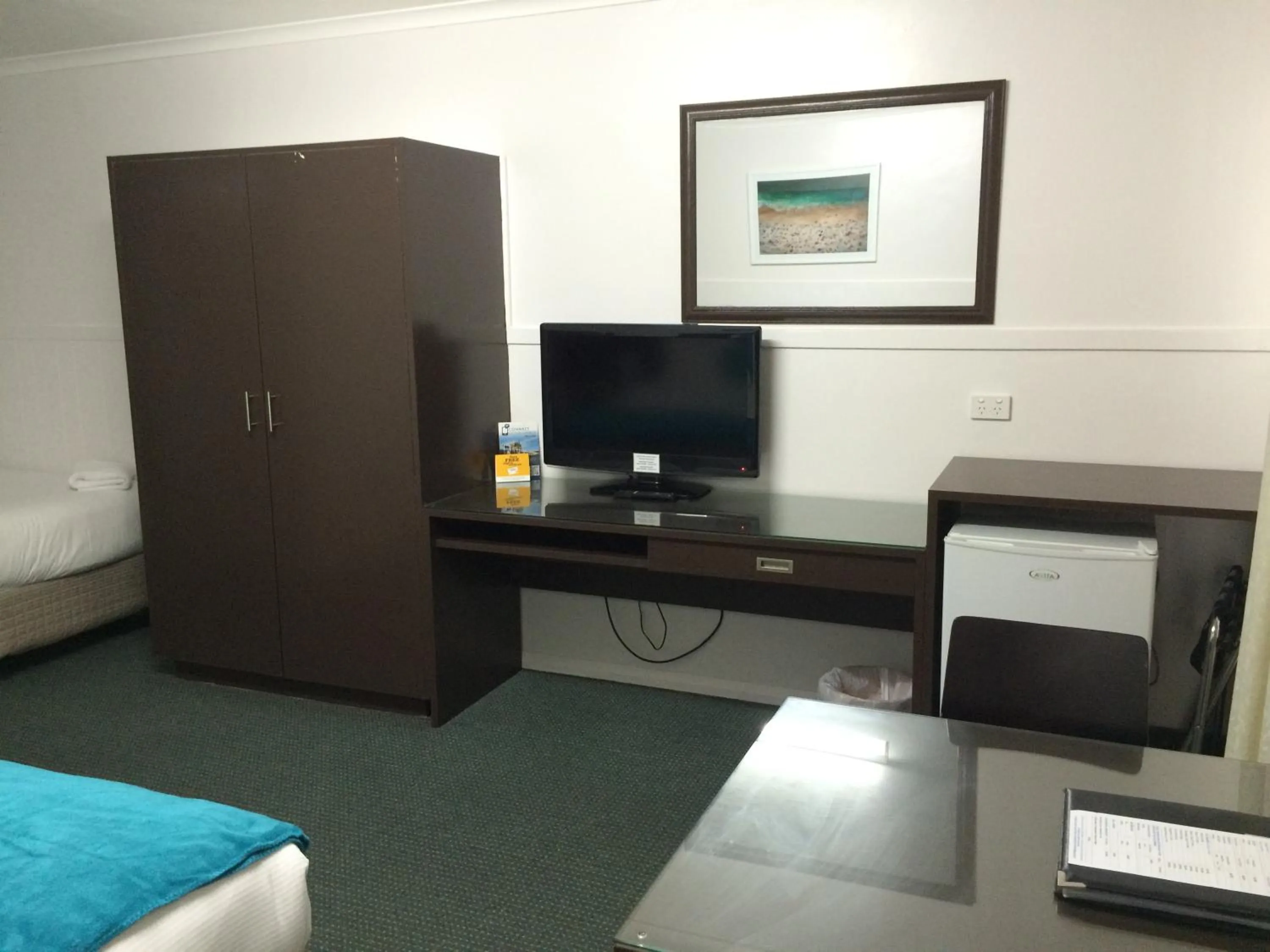 Photo of the whole room, TV/Entertainment Center in Comfort Inn Victor Harbor