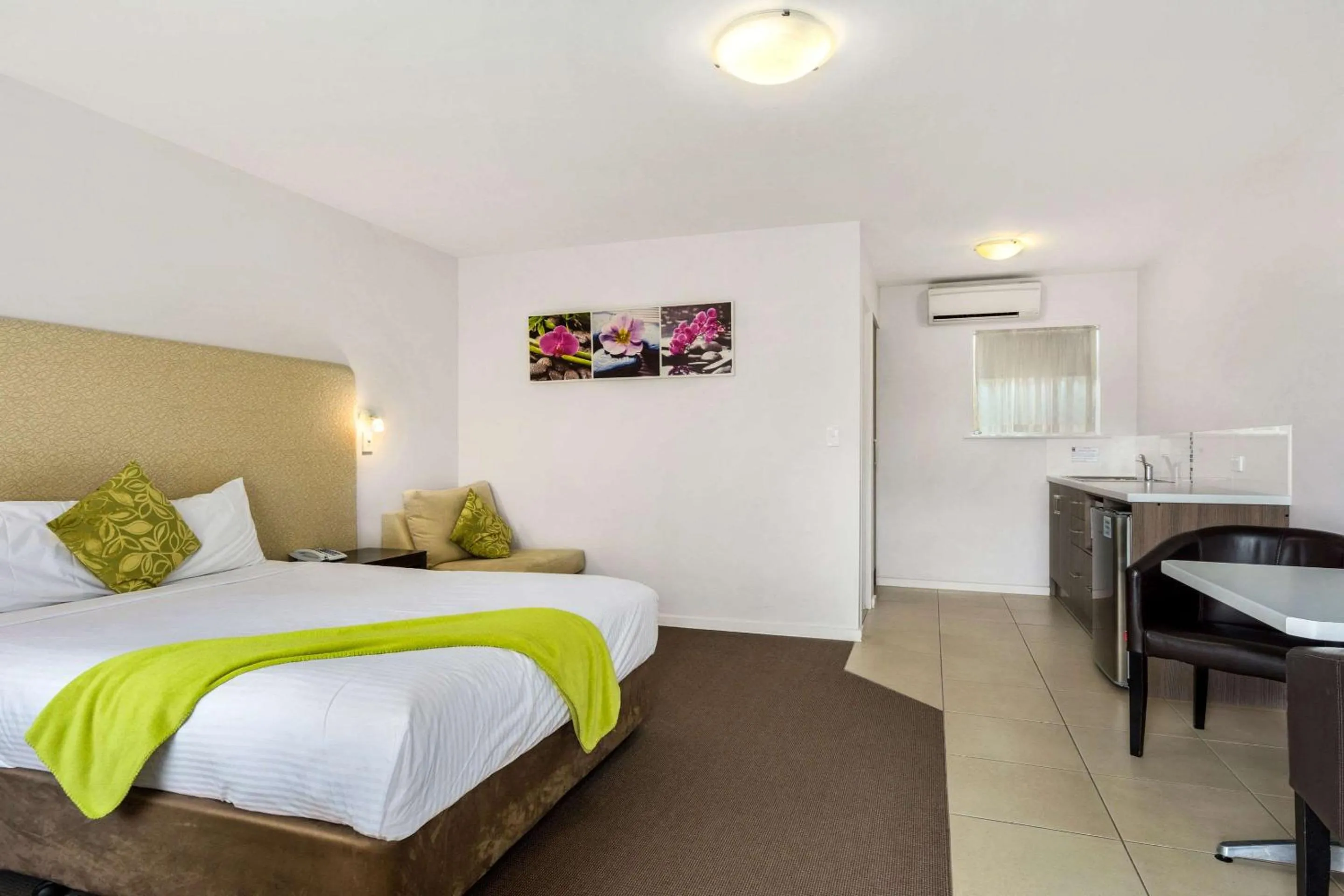 Photo of the whole room in Comfort Inn Victor Harbor