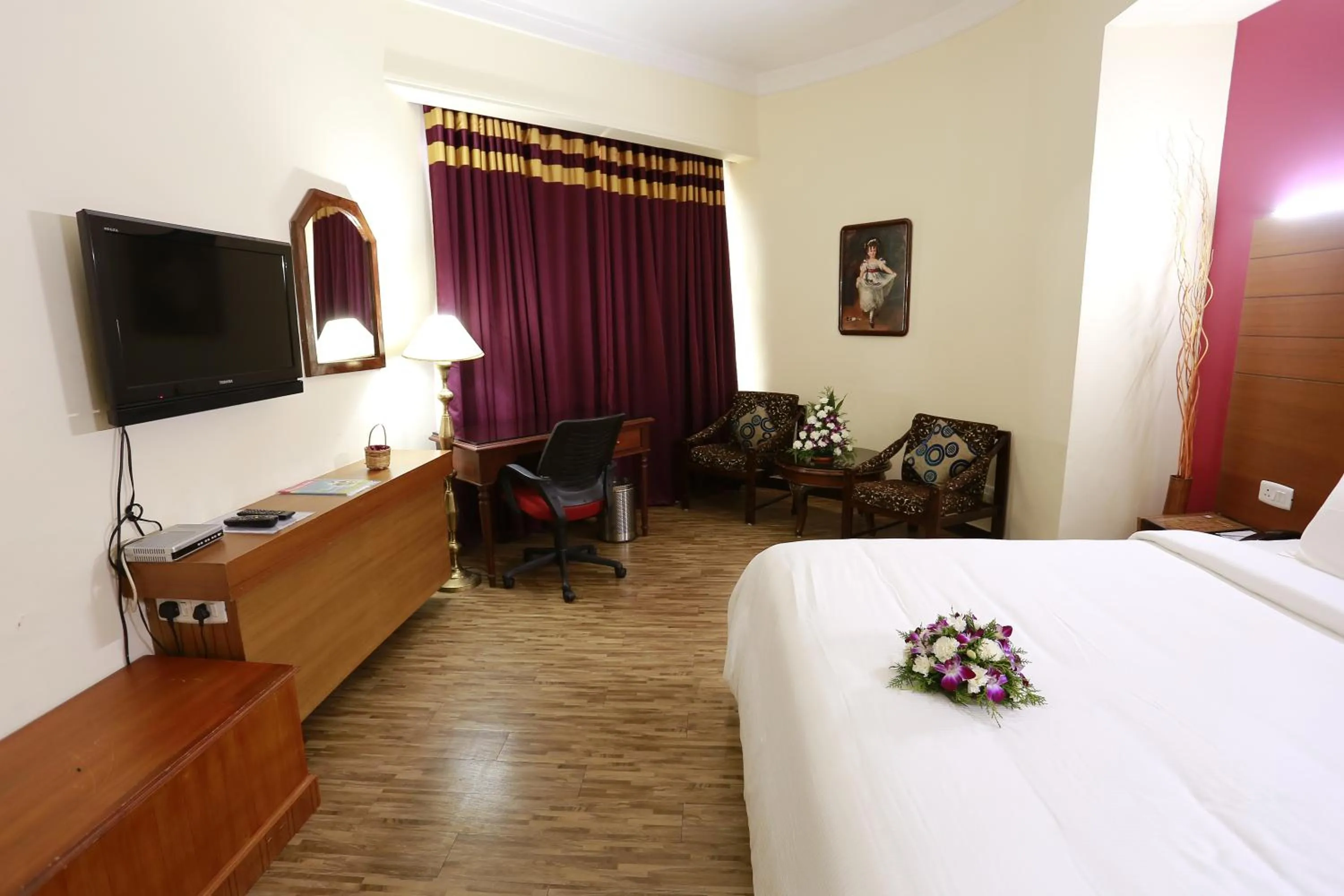 Communal lounge/ TV room, Bed in Presidency Kochi City Centre