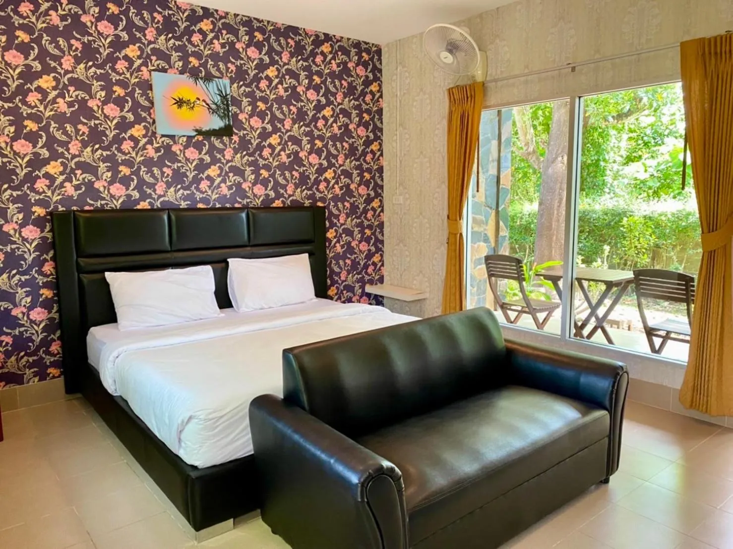 Photo of the whole room, Bed in Canal Resort