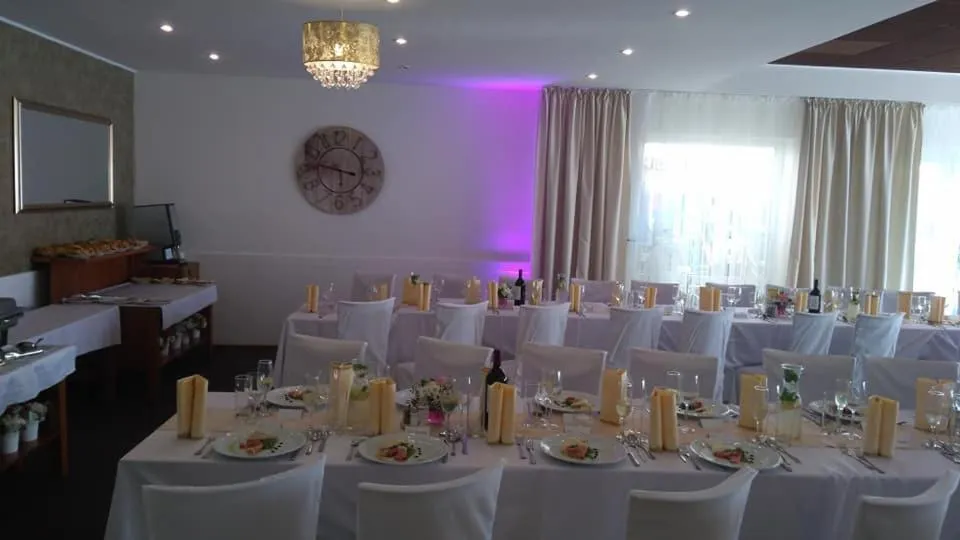 Restaurant/Places to Eat in InterSport Hotel