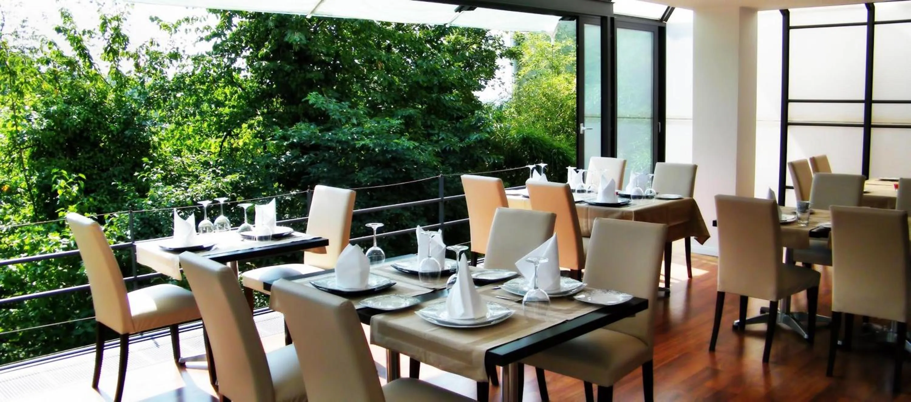 Restaurant/places to eat in Hotel President