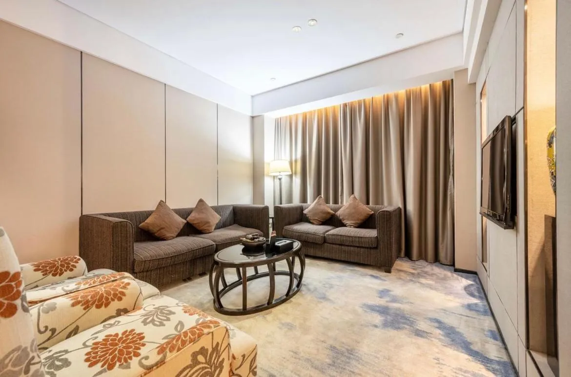 Living room, Bed in Shenzhen Shuidu Holiday Hotel, North Railway Station