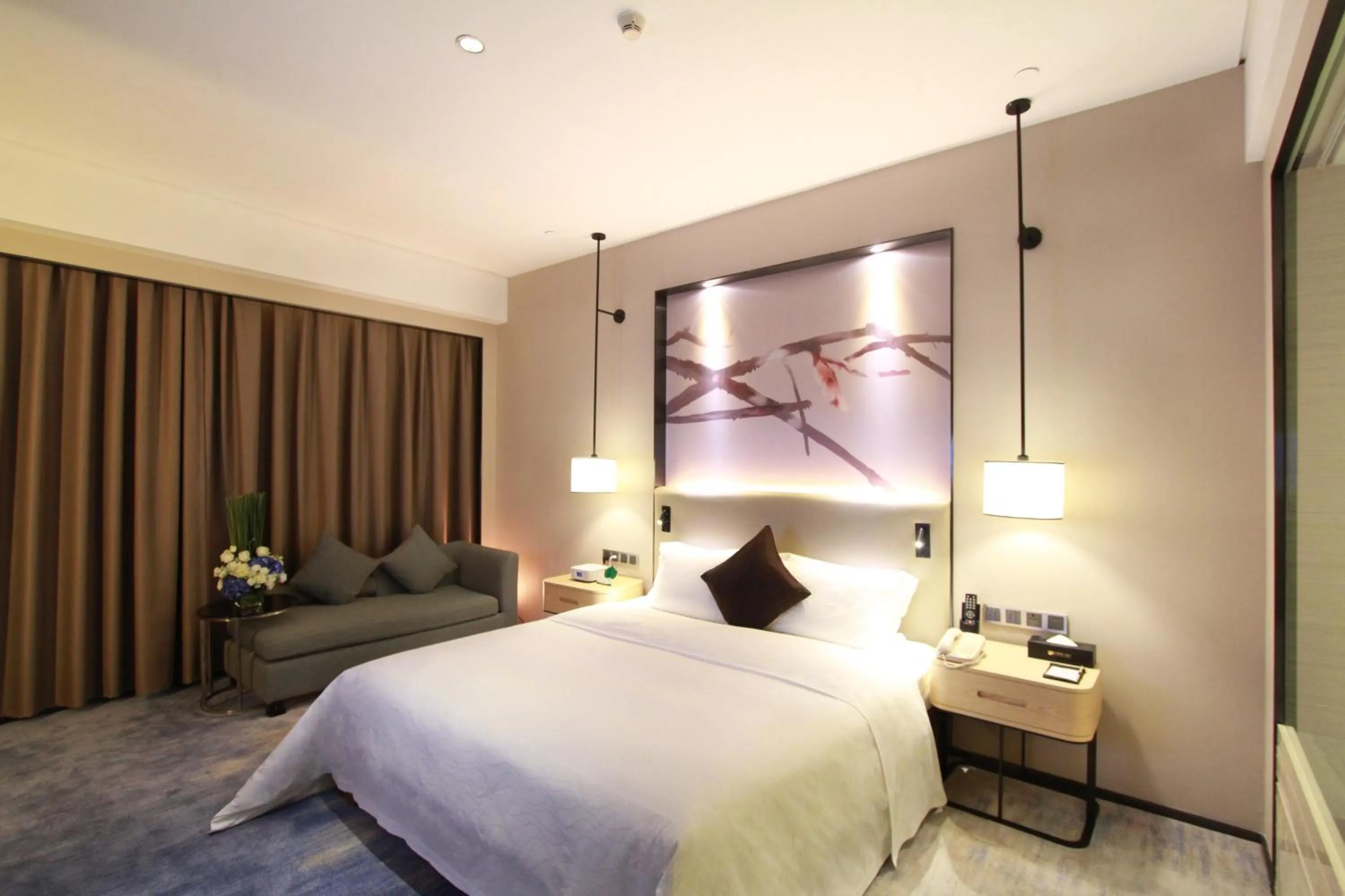 Photo of the whole room, Bed in Shenzhen Shuidu Holiday Hotel, North Railway Station