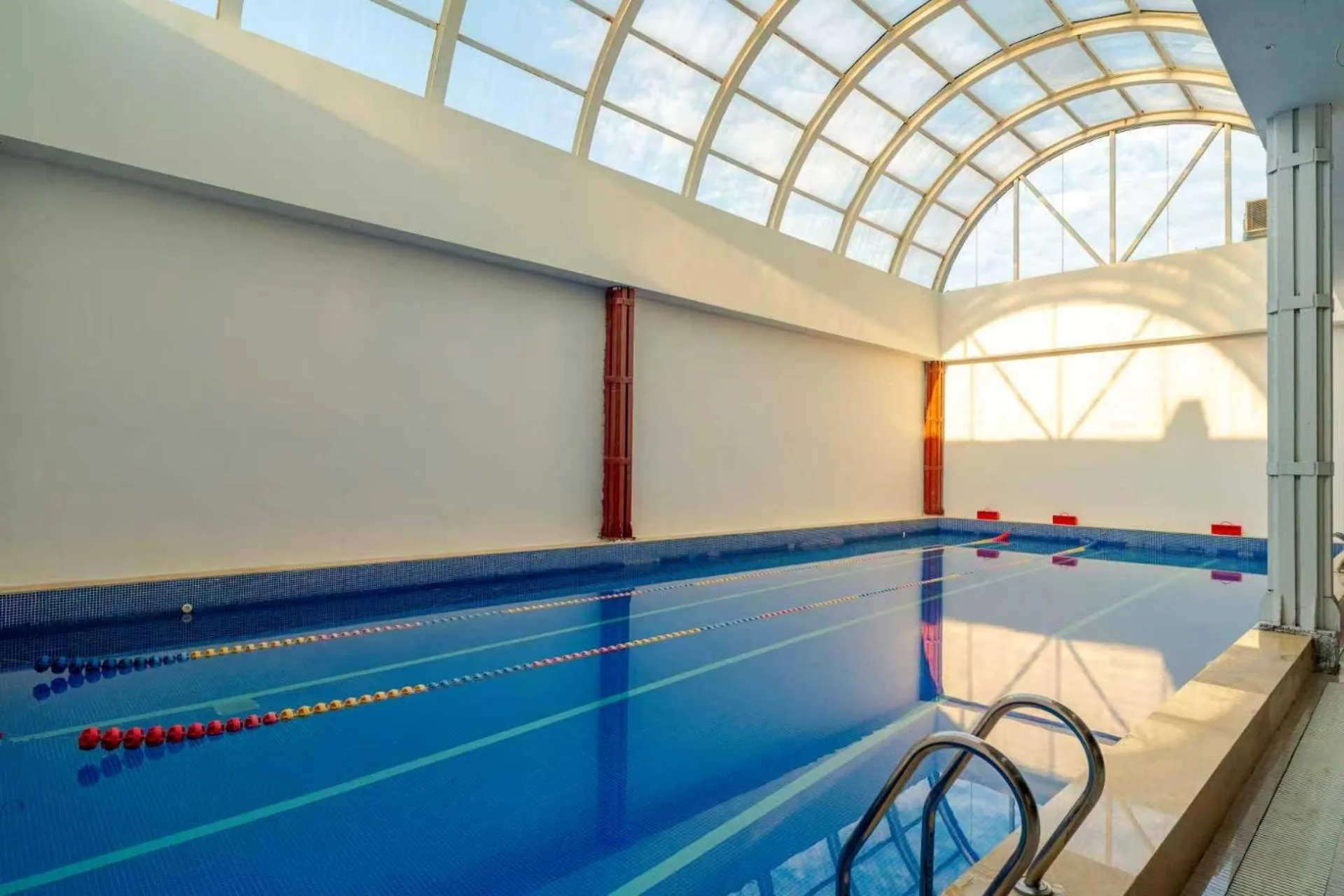 Swimming pool in Shenzhen Shuidu Holiday Hotel, North Railway Station
