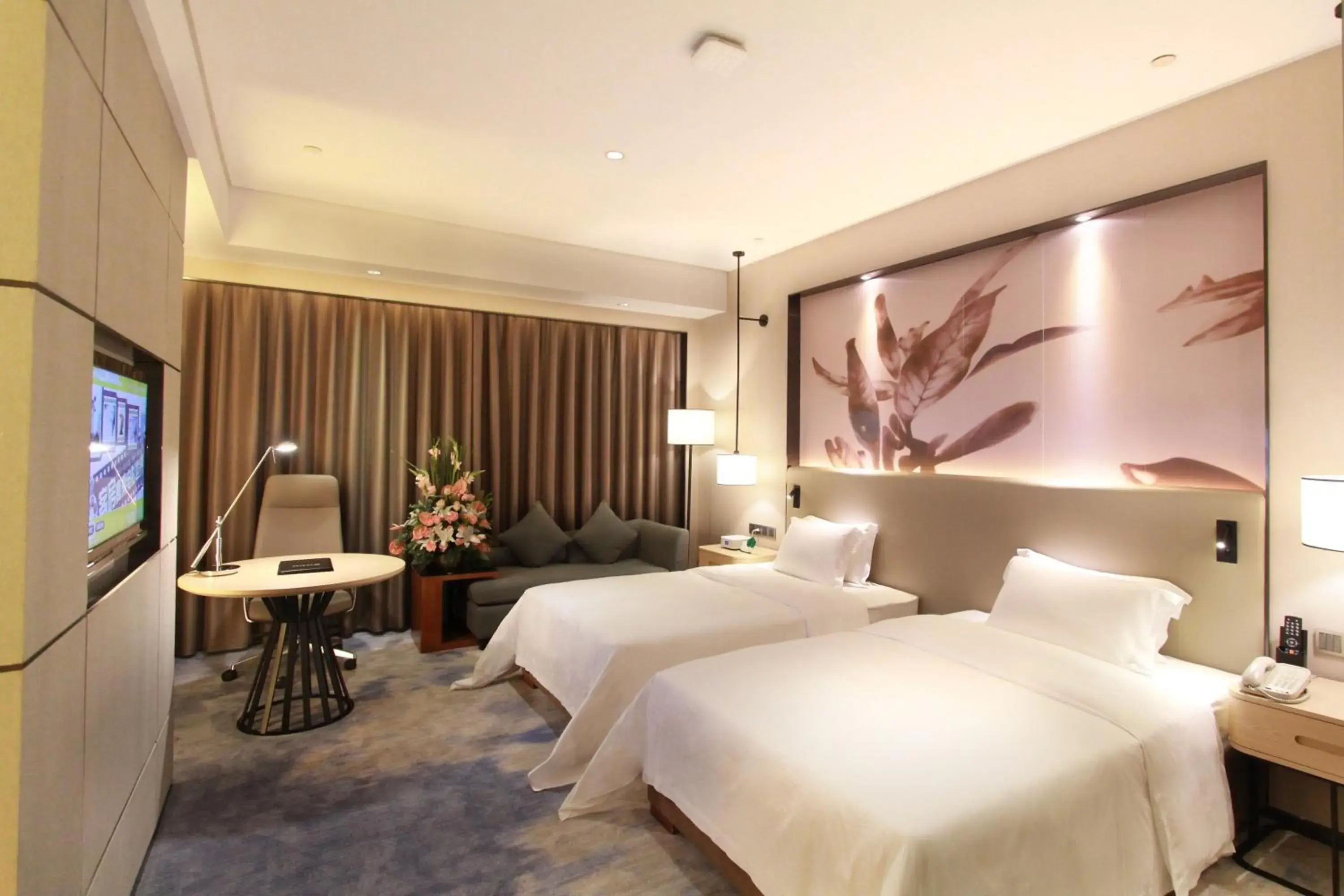 Photo of the whole room, Bed in Shenzhen Shuidu Holiday Hotel, North Railway Station
