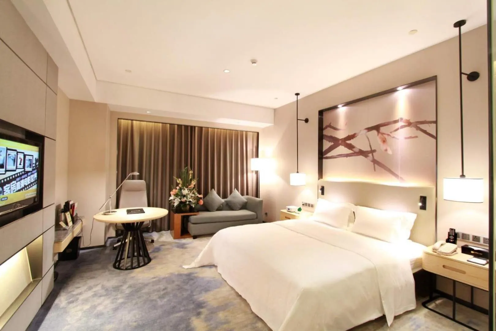 Photo of the whole room, Bed in Shenzhen Shuidu Holiday Hotel, North Railway Station